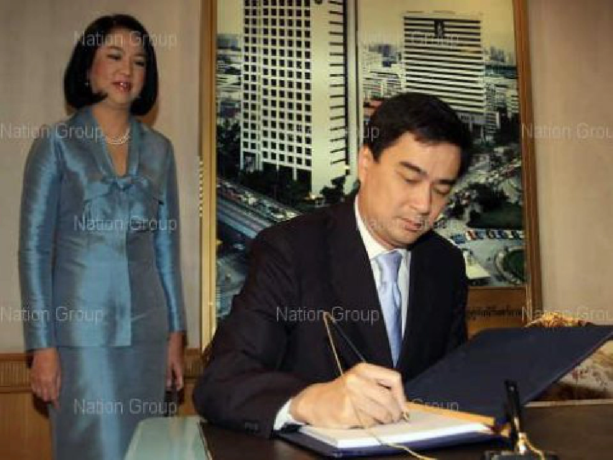 พสกนิกรแห่ร่วมลงนามถวายพระพรราชินี  