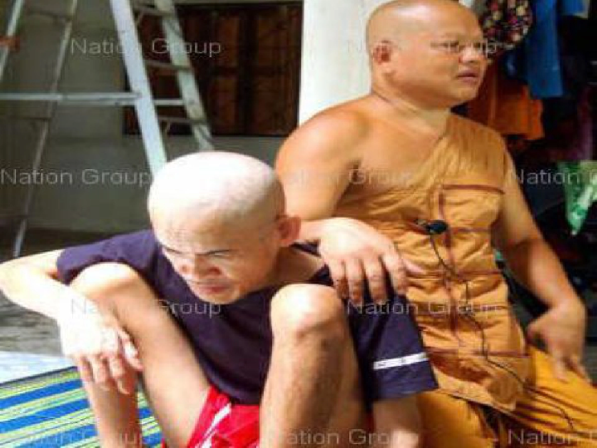 พระยอดกตัญญูเลี้ยงดูแม่ป่วยอัมพาตน้องสติไม่ดี พระยอดกตัญญูเลี้ยงดูแม่ป่วยอัมพาตน้องสติไม่ดี