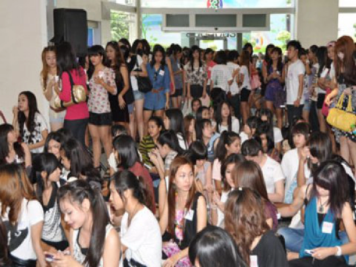 เสิร์ฟข่าวเม้าท์แตก (พฤหัสบดีที่ 7 ต.ค.53)


