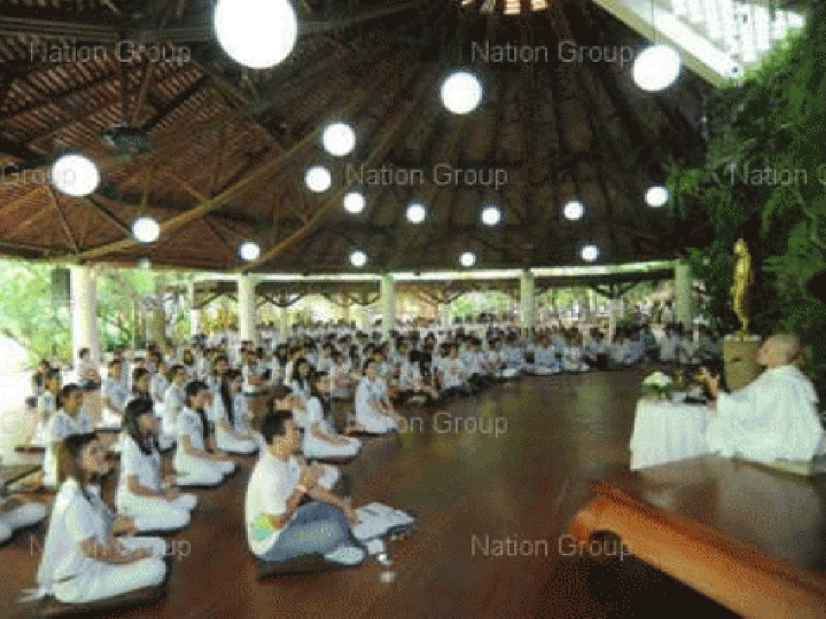 18สาวงามเดินจงกรมปฏิบัติธรรมกับแม่ชี 18สาวงามเดินจงกรมปฏิบัติธรรมกับแม่ชี