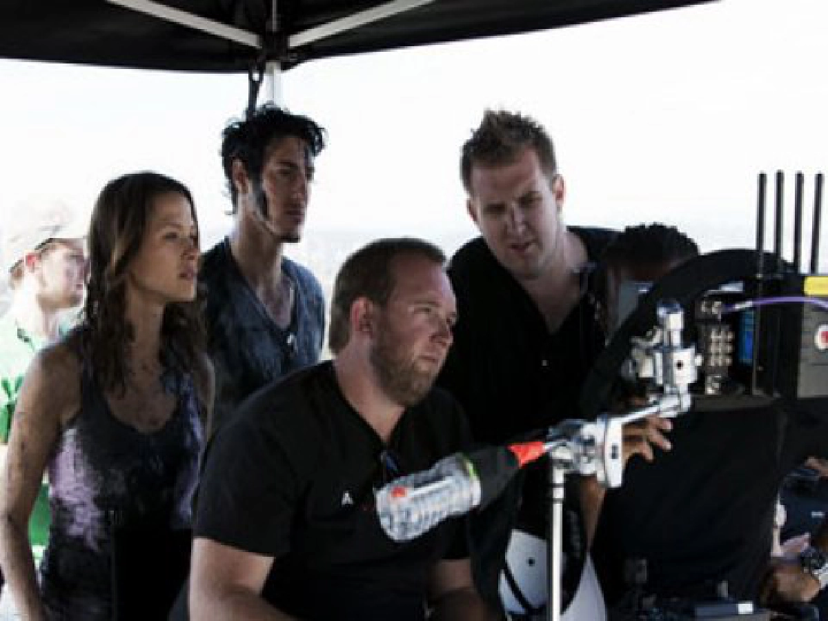 2พี่น้องสเตราส์ร่วมเนรมิตมหาสงครามไซไฟส่งท้ายปีใน "Skyline" 2พี่น้องสเตราส์ร่วมเนรมิตมหาสงครามไซไฟส่งท้ายปีใน "Skyline"