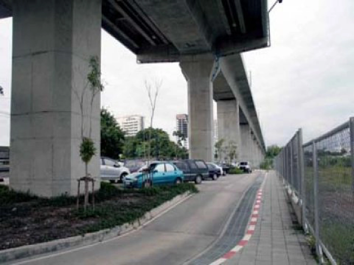 สถานีรามคำแหง...ที่จอดรถน้อย สถานีรามคำแหง...ที่จอดรถน้อย