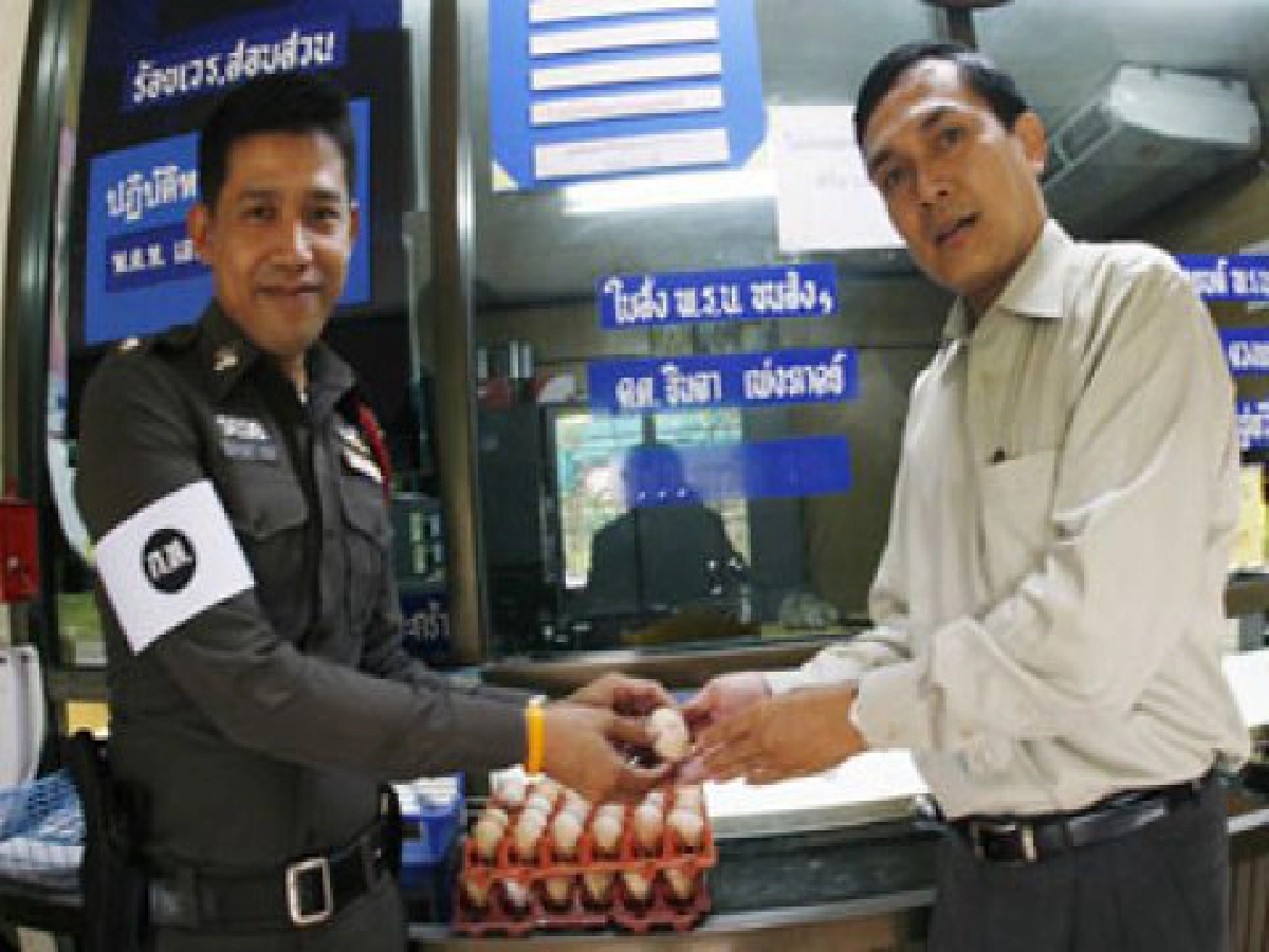 จ่ายค่าปรับ...รับ "ไข่สดๆ"จากฟาร์ม สน.คู่ขนานลอยฟ้า จ่ายค่าปรับ...รับ "ไข่สดๆ"จากฟาร์ม สน.คู่ขนานลอยฟ้า