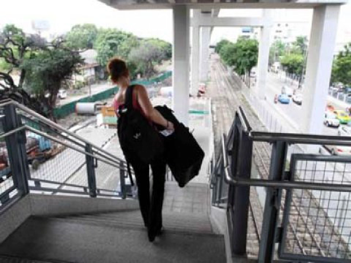 รถไฟอินเตอร์
"ลำบาก ลำบน ทุลัก ทุเล"