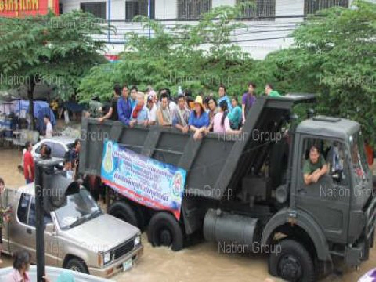 ส่งรถสะเทินน้ำ-สะเทินบกช่วยน้ำท่วม  