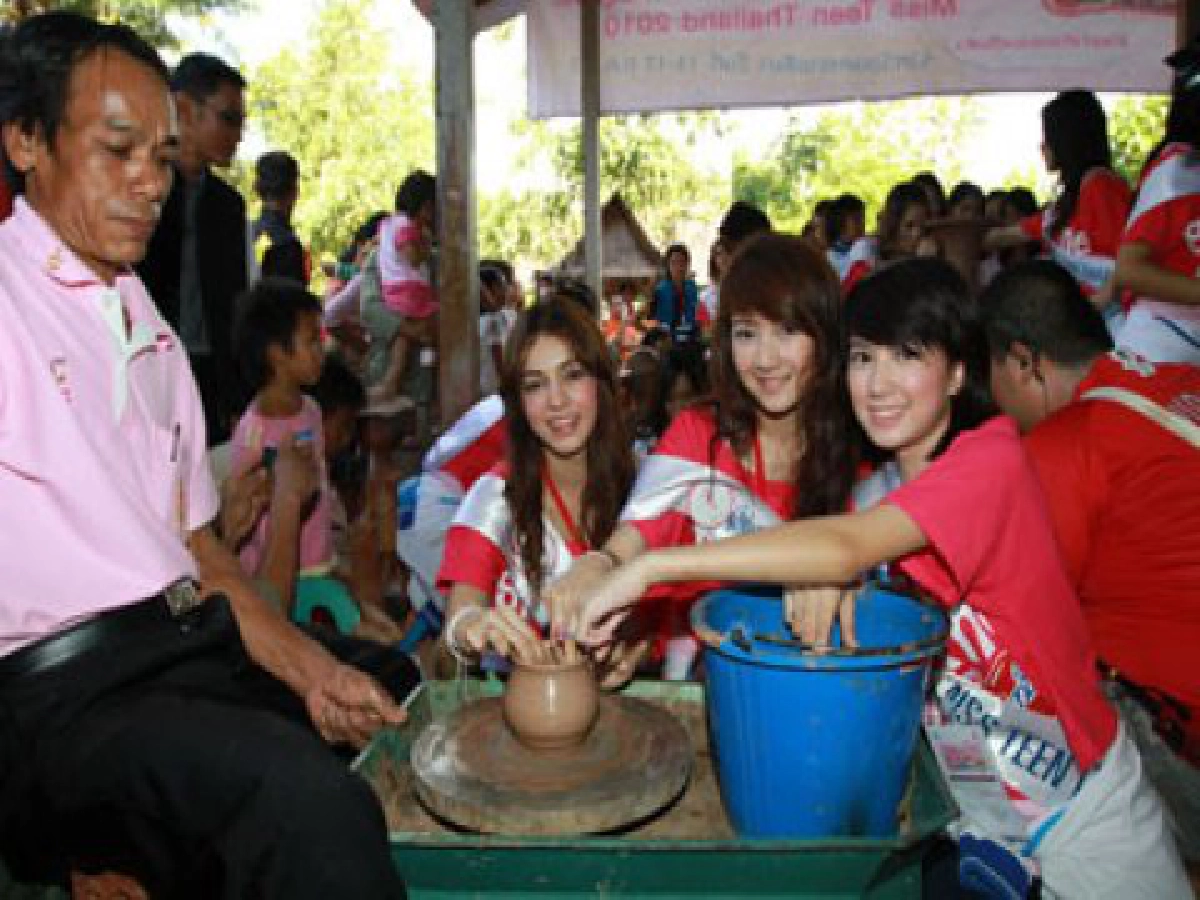 สาววัยทีน เริงร่าเมืองย่าโม

