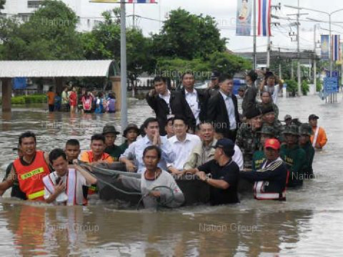 'มาร์ค'เรียกประชุมผู้ว่าฯพื้นที่น้ำท่วม 'มาร์ค'เรียกประชุมผู้ว่าฯพื้นที่น้ำท่วม