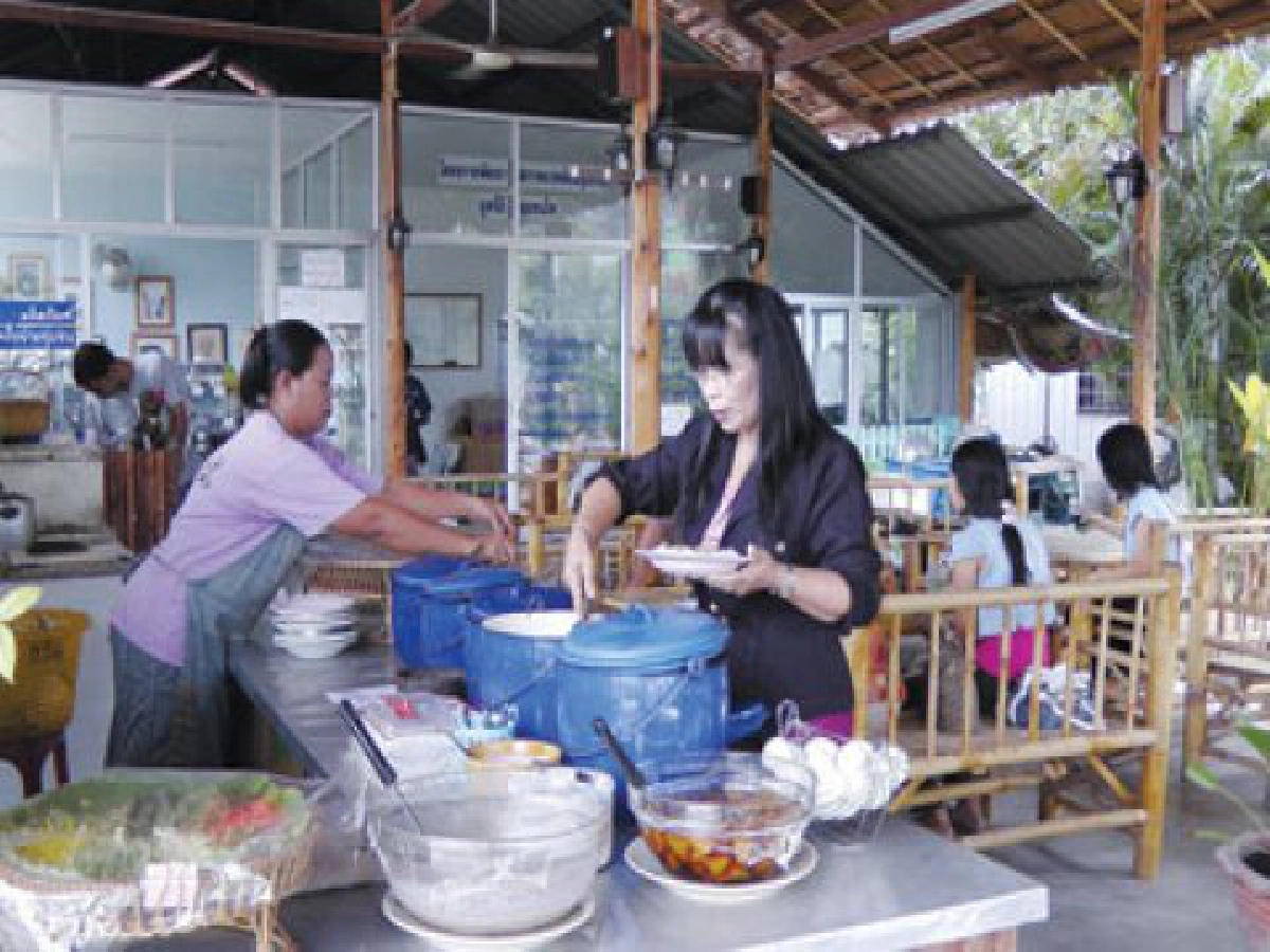 ขนมจีนเส้นสดโบราณสูตรสมุนไพร
นวัตกรรมย้อนยุคเน้นคนรักสุขภาพ
ขนมจีนเส้นสดโบราณสูตรสมุนไพร
นวัตกรรมย้อนยุคเน้นคนรักสุขภาพ