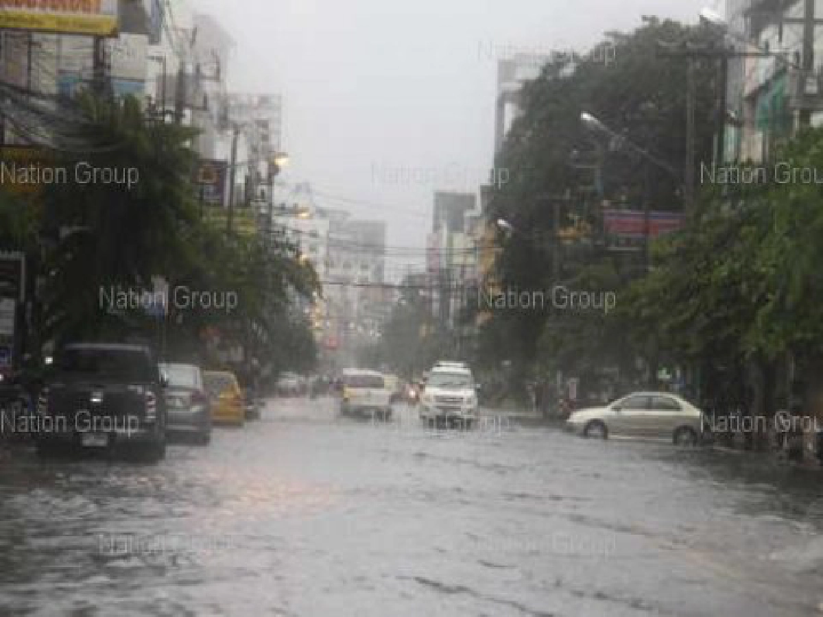 ทุบสะพานเปิดทางน้ำอ่างเก็บน้ำแม่พริกแตก
