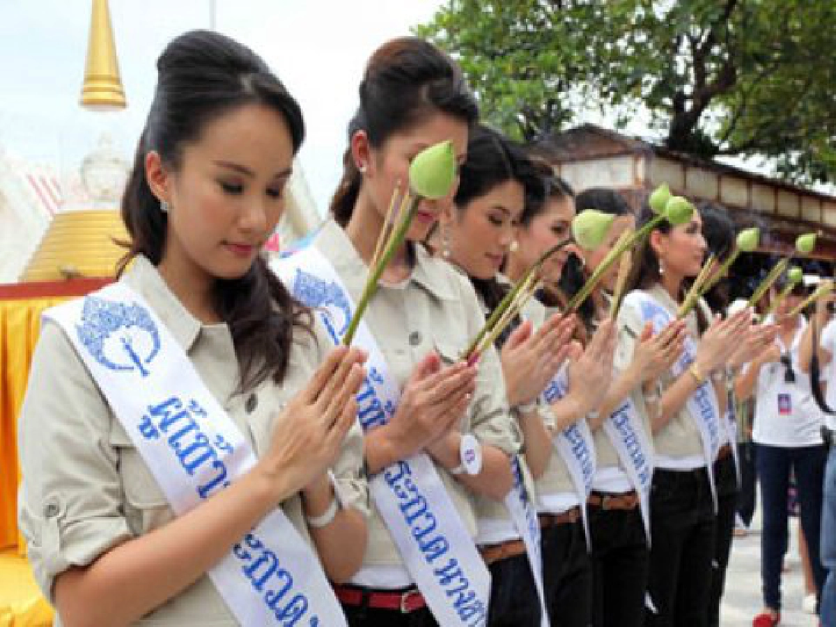 สาวยุคใหม่ไม่ทอดทิ้งวิถีสตรีไทย
สาวยุคใหม่ไม่ทอดทิ้งวิถีสตรีไทย