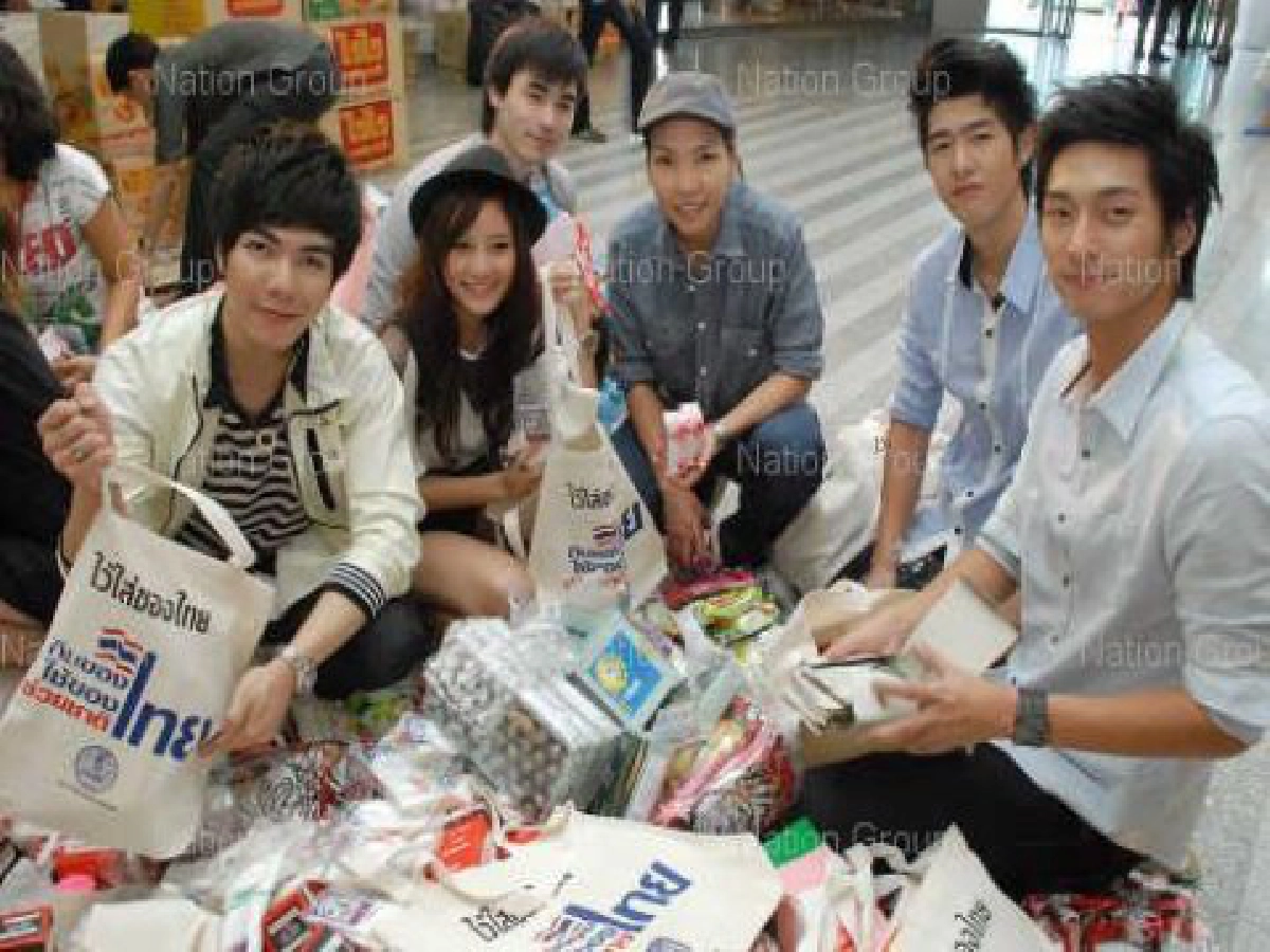 "เบิร์ด"นำศิลปินแกรมมี่ช่วยน้ำท่วม "เบิร์ด"นำศิลปินแกรมมี่ช่วยน้ำท่วม
