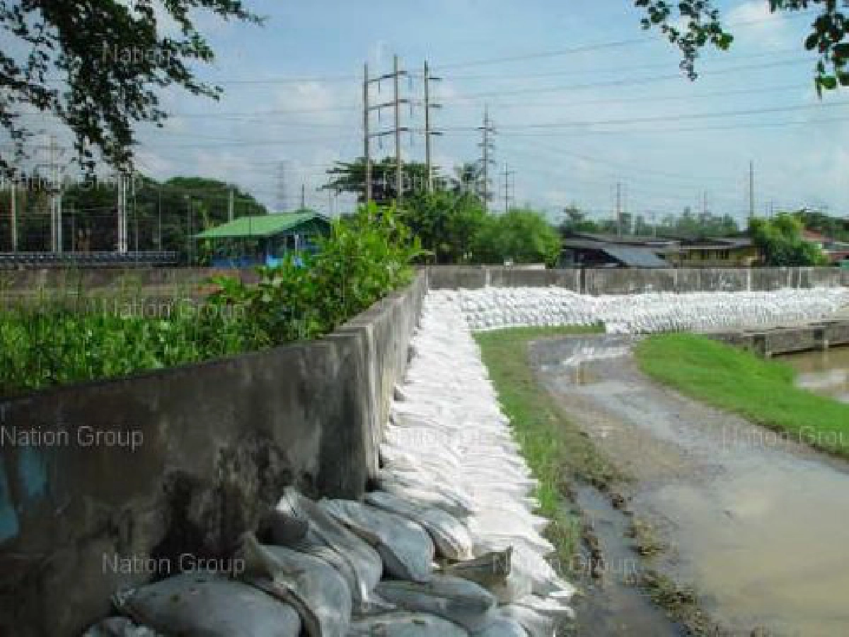 น้ำเหนือทะลักกทม.เร่งเสริมกระสอบทราย น้ำเหนือทะลักกทม.เร่งเสริมกระสอบทราย