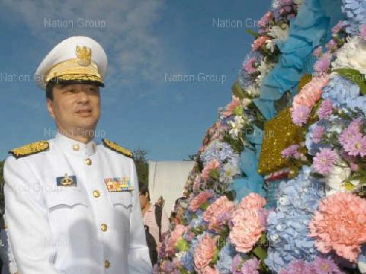 'มาร์ค'นำทีมวางพวงมาลาพระรูปทรงม้า 'มาร์ค'นำทีมวางพวงมาลาพระรูปทรงม้า