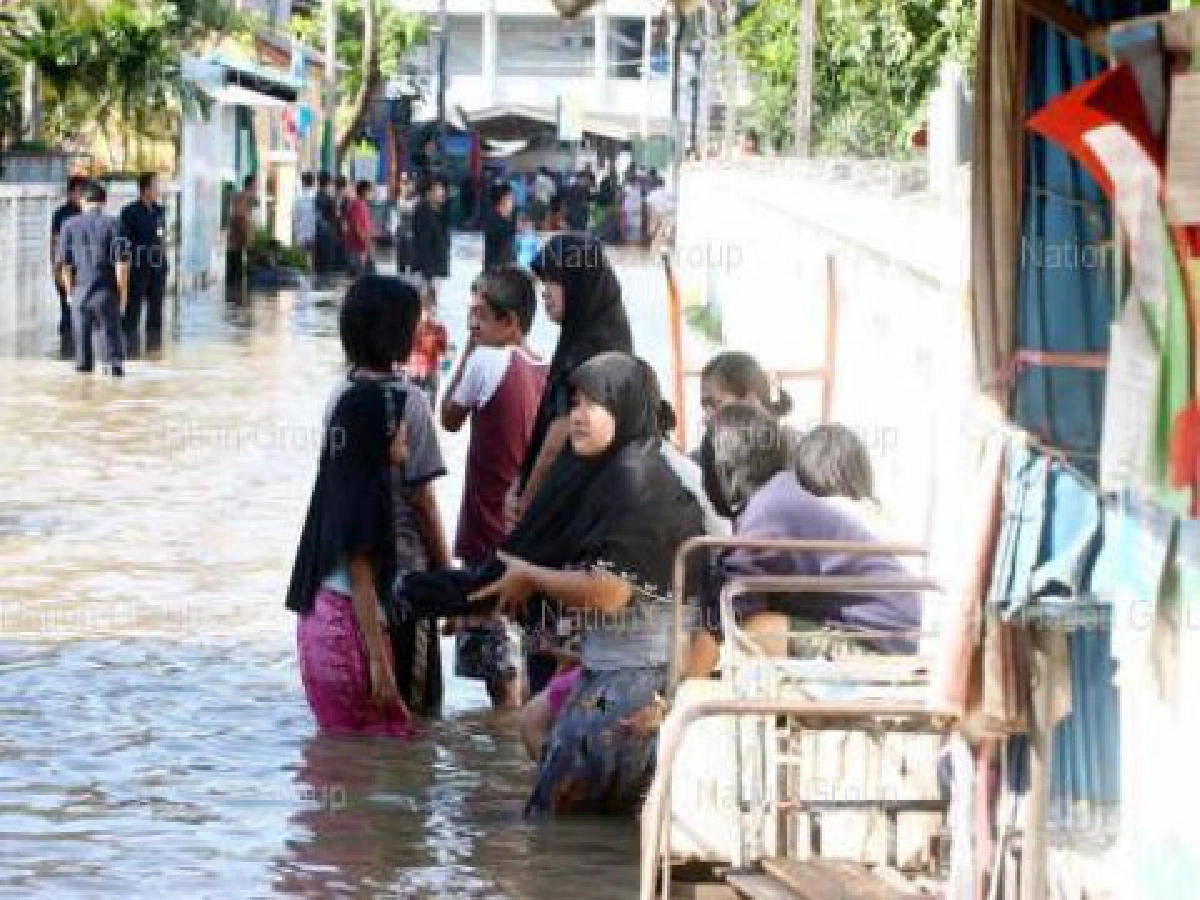 กระสอบทรายพังน้ำทะลักท่วมทม.ปทุม กระสอบทรายพังน้ำทะลักท่วมทม.ปทุม