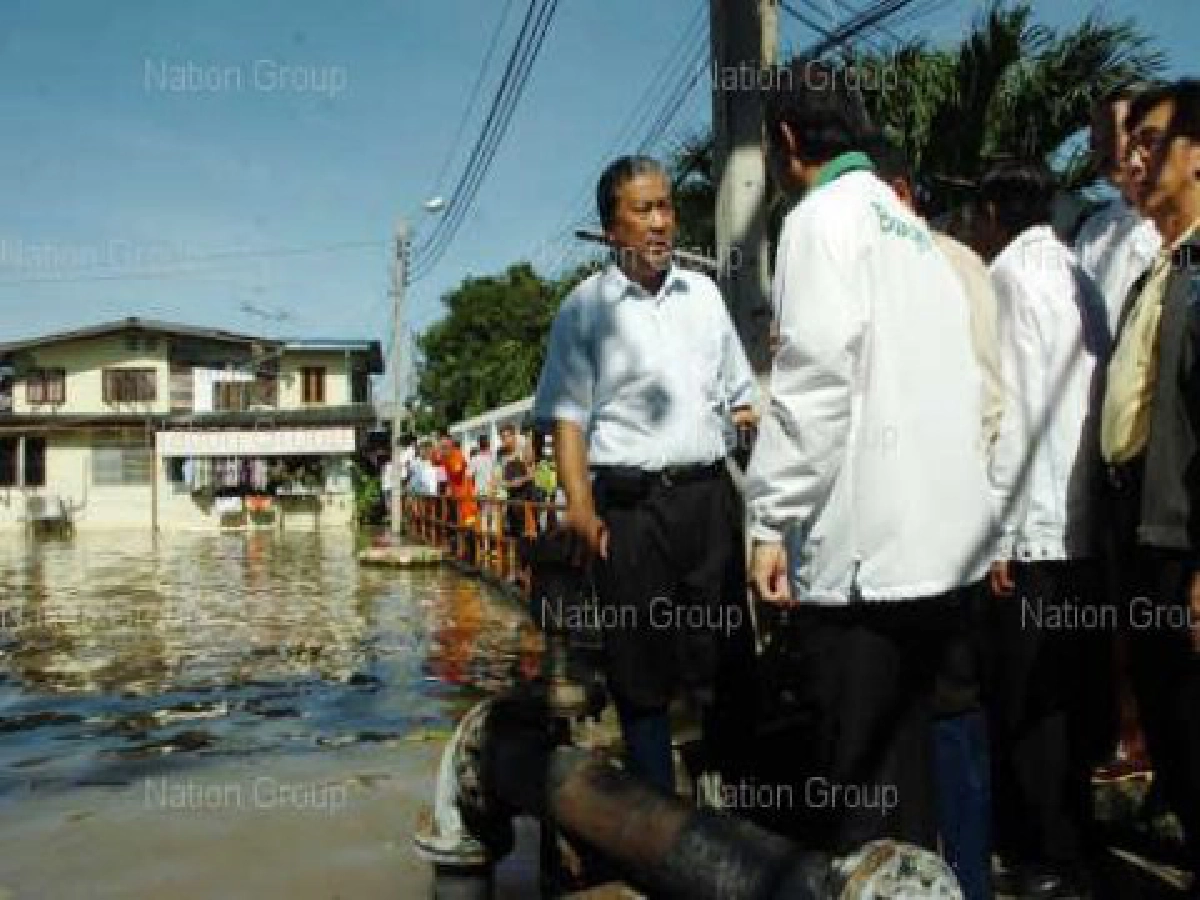 กทม.เร่งระบายน้ำออกจากรพ.ศิริราช กทม.เร่งระบายน้ำออกจากรพ.ศิริราช