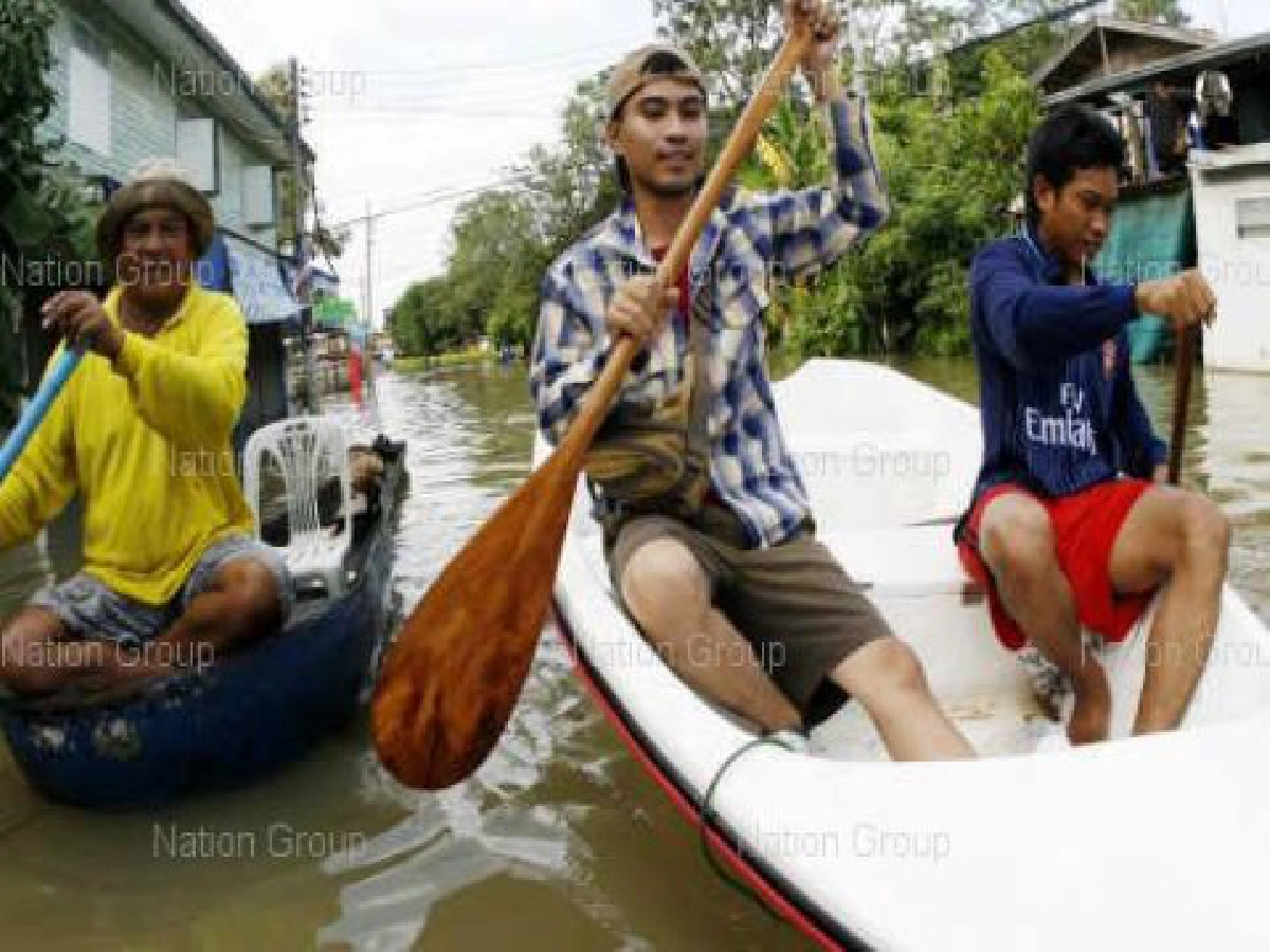 หาปลากับแข่งเรือความสุขบนอุทกภัย หาปลากับแข่งเรือความสุขบนอุทกภัย