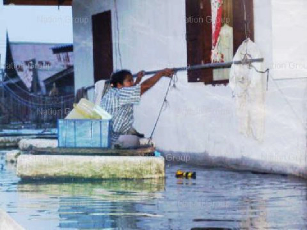 น้ำท่วมบางบัวทองสูง1เมตรหวั่นท่วมถนน