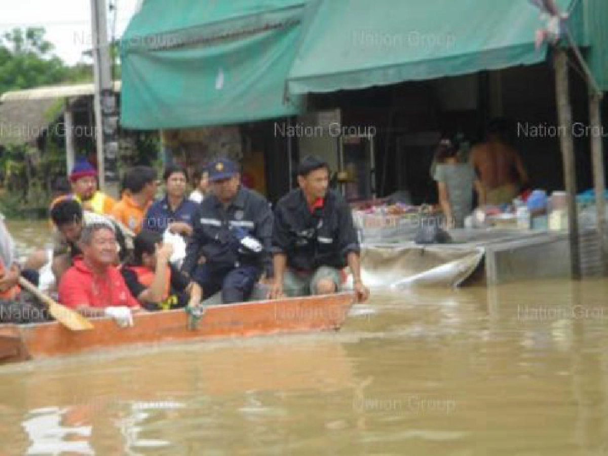 มาร์คลงพื้นที่ให้กำลังใจชาวอุบลน้ำท่วม มาร์คลงพื้นที่ให้กำลังใจชาวอุบลน้ำท่วม