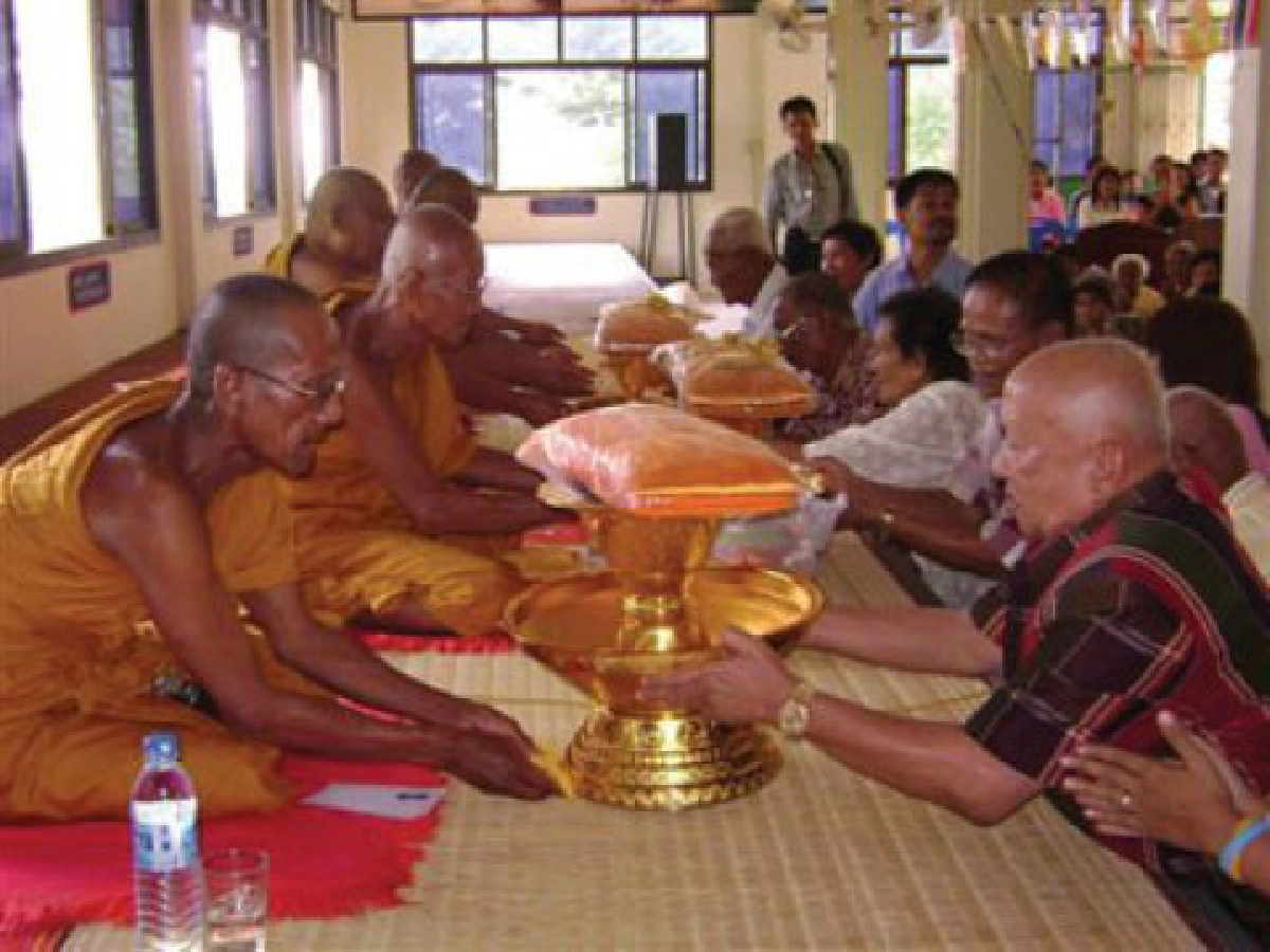 เข้าวัดวันอาทิตย์ - ทอดกฐิน 

