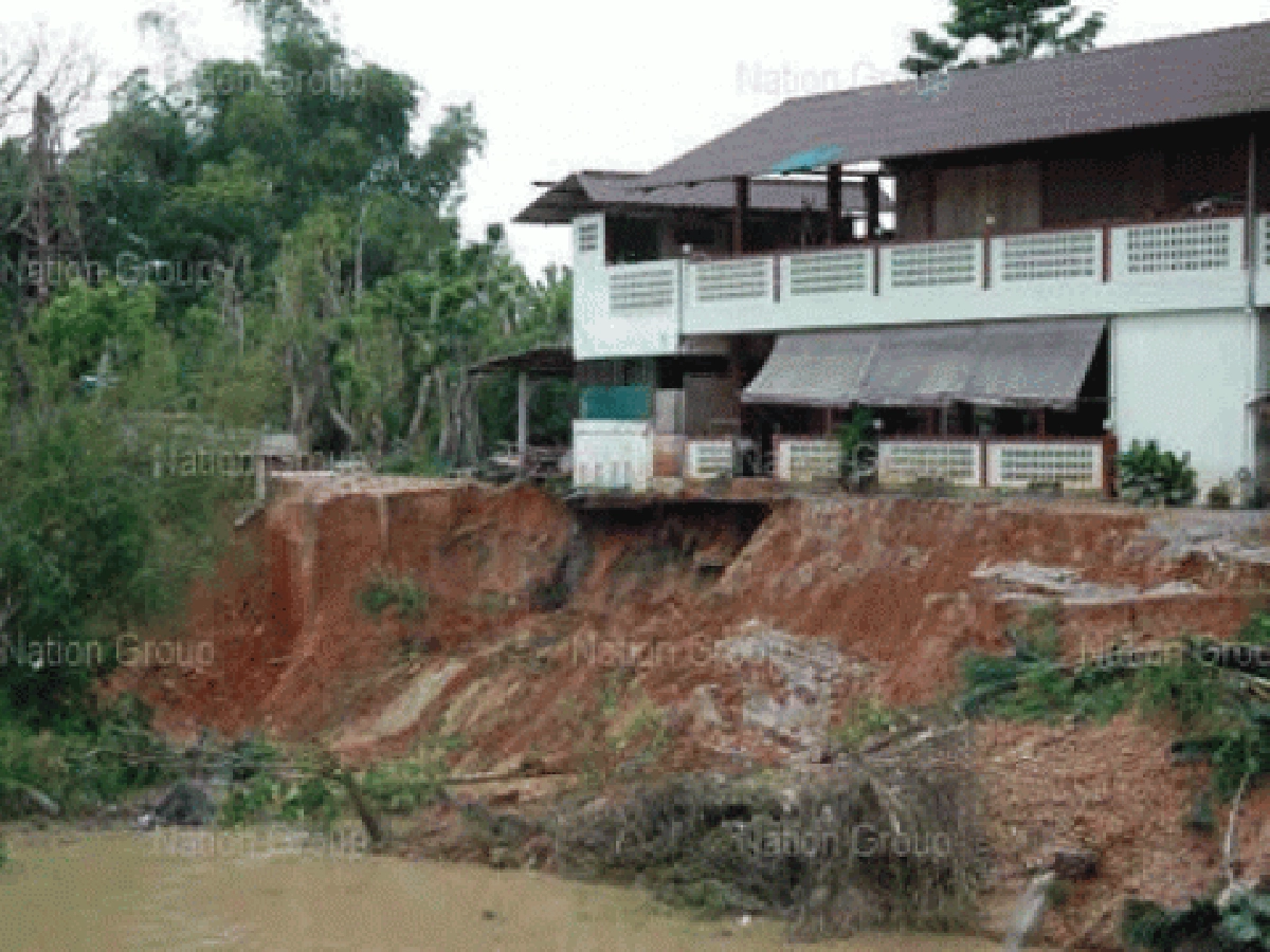 ดินถล่มอีกลานสกาชาวบ้านยังผวาหนัก ดินถล่มอีกลานสกาชาวบ้านยังผวาหนัก