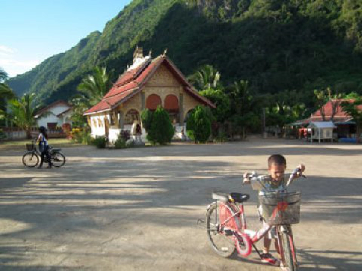 ศิลป์แห่งแผ่นดิน - สะพานหนองเขียว
ศิลป์แห่งแผ่นดิน - สะพานหนองเขียว