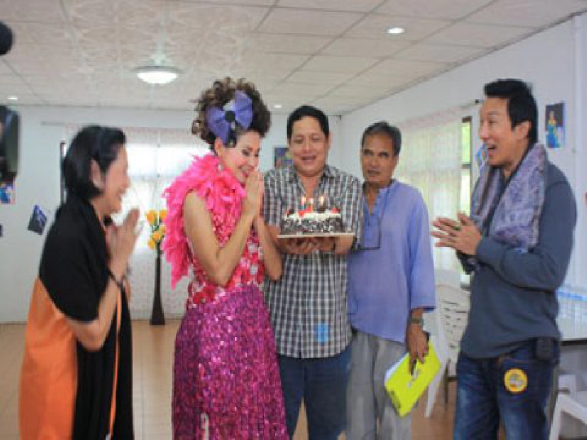 เสิร์ฟข่าว...เม้าท์แตก (พุธที่ 10 พ.ย.53)
เสิร์ฟข่าว...เม้าท์แตก (พุธที่ 10 พ.ย.53)