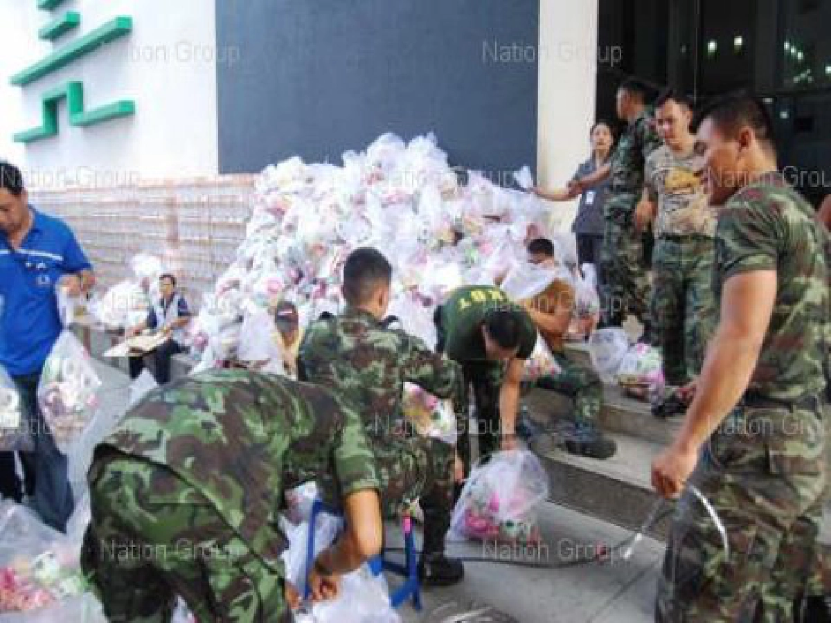 เนชั่นส่งมอบสิ่งของช่วยภัยน้ำท่ามผ่านกห. เนชั่นส่งมอบสิ่งของช่วยภัยน้ำท่ามผ่านกห.
