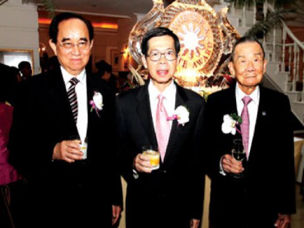 ร่วมชื่นชมยินดี8กวีซีไรต์ปี53 ร่วมชื่นชมยินดี8กวีซีไรต์ปี53