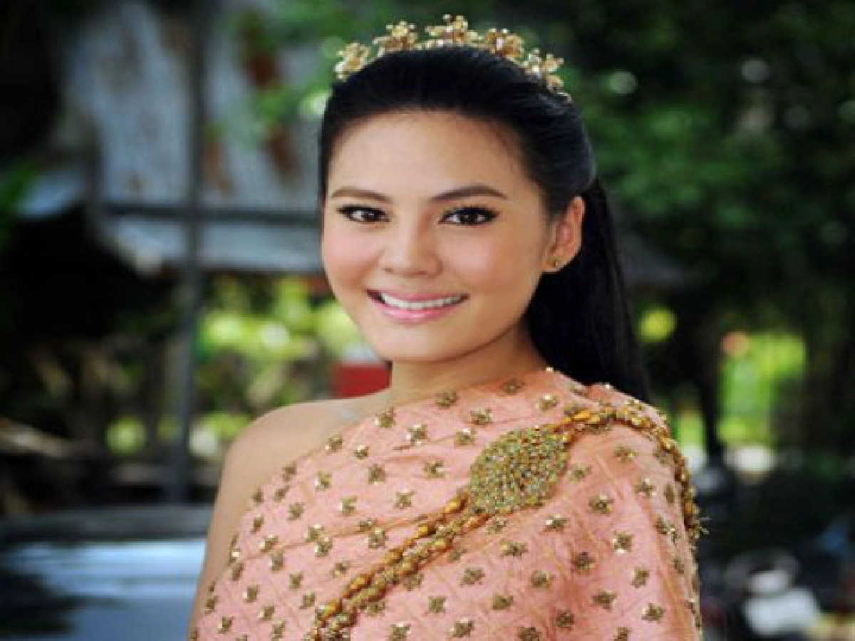 เม้าท์นอกจอ (ศุกร์ที่ 12 พฤศจิกายน 2553)
เม้าท์นอกจอ (ศุกร์ที่ 12 พฤศจิกายน 2553)