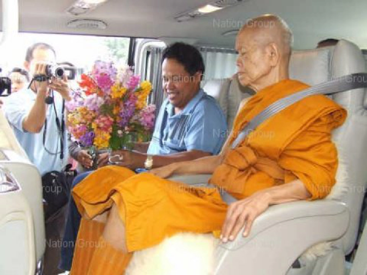 ศิษย์หาม'หลวงพ่อคูณ'ส่งรพ.กลางดึก ศิษย์หาม'หลวงพ่อคูณ'ส่งรพ.กลางดึก