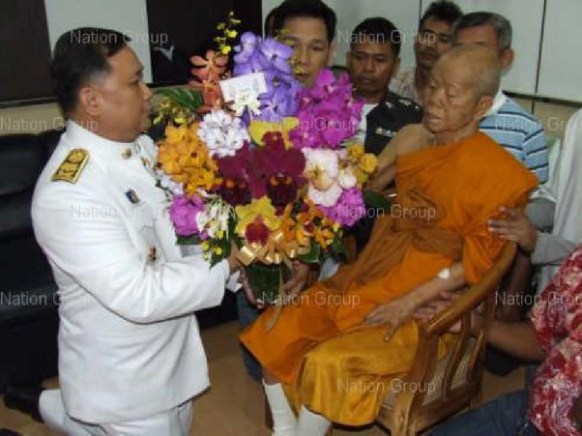 พระราชทานดอกไม้เยี่ยมหลวงพ่อคูณ พระราชทานดอกไม้เยี่ยมหลวงพ่อคูณ
