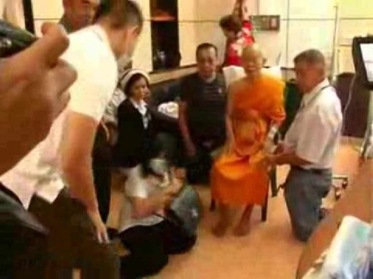 หลวงพ่อคูณลุกเดินแล้วลั่นกูยังไม่ตาย หลวงพ่อคูณลุกเดินแล้วลั่นกูยังไม่ตาย