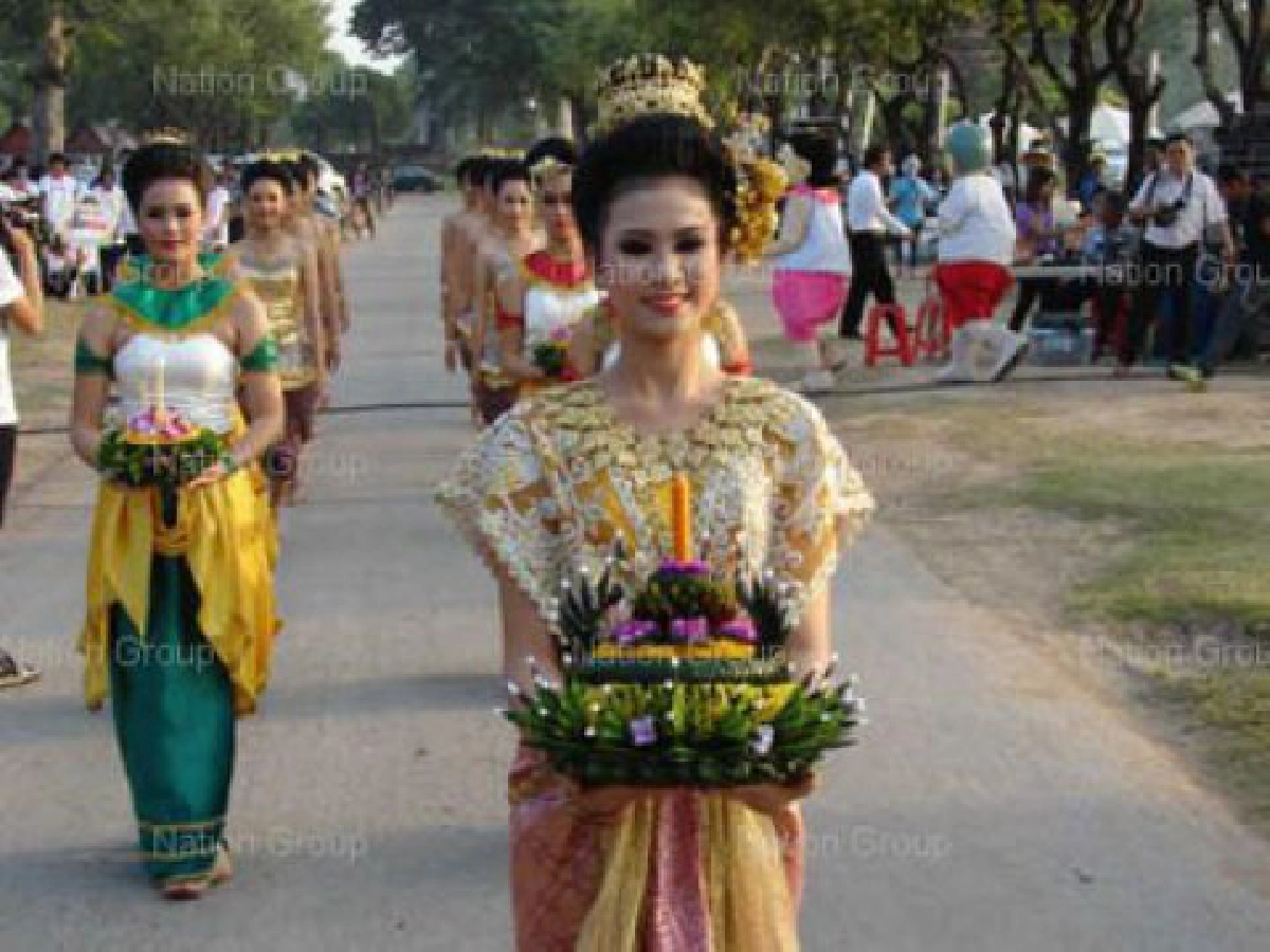 "ลอยกระทง เผาเทียน เล่นไฟตำนานเคียงคู่สุโขทัย

