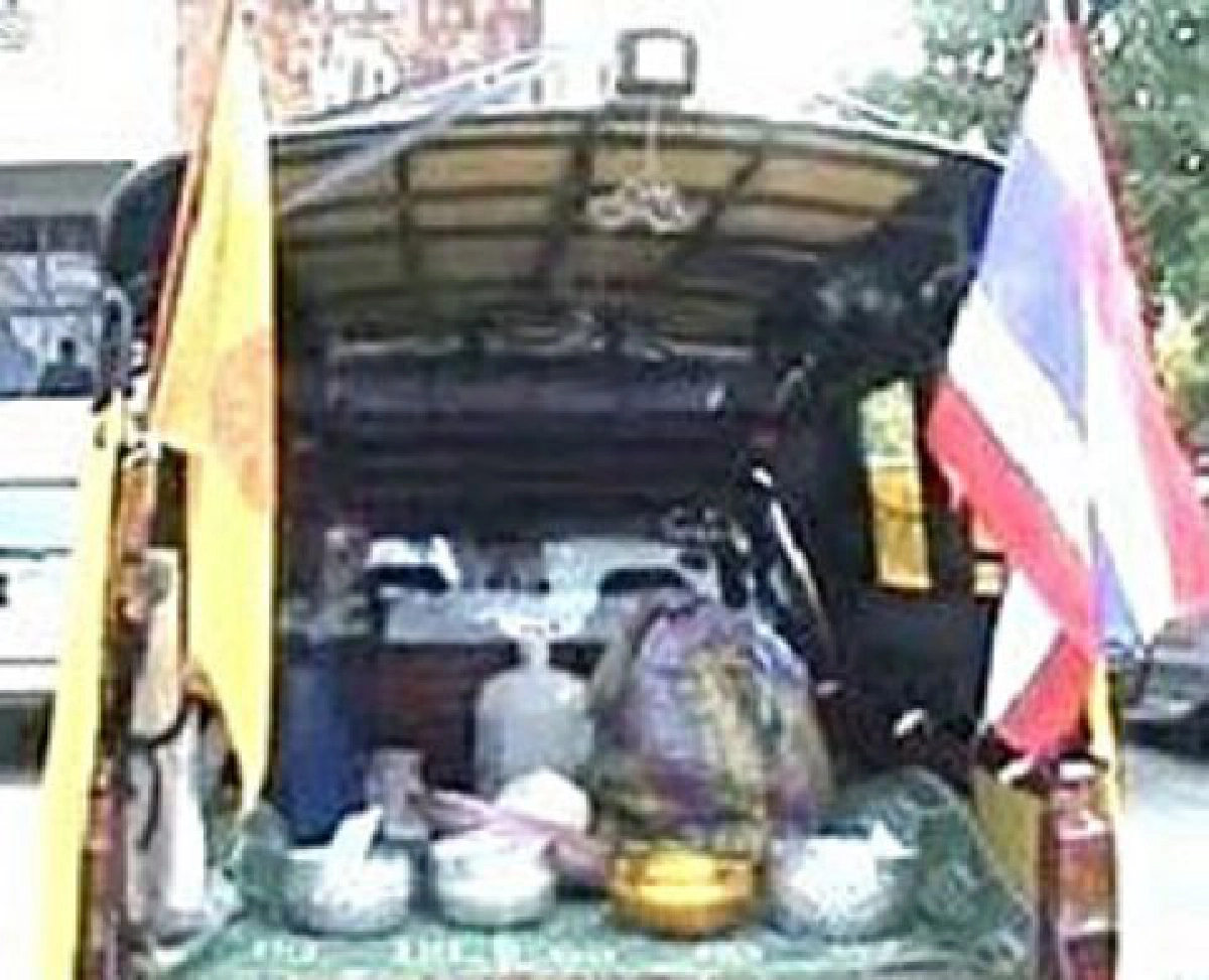 นักเที่ยวร้องพระภิกษุยัดเยียดซองผ้าป่า