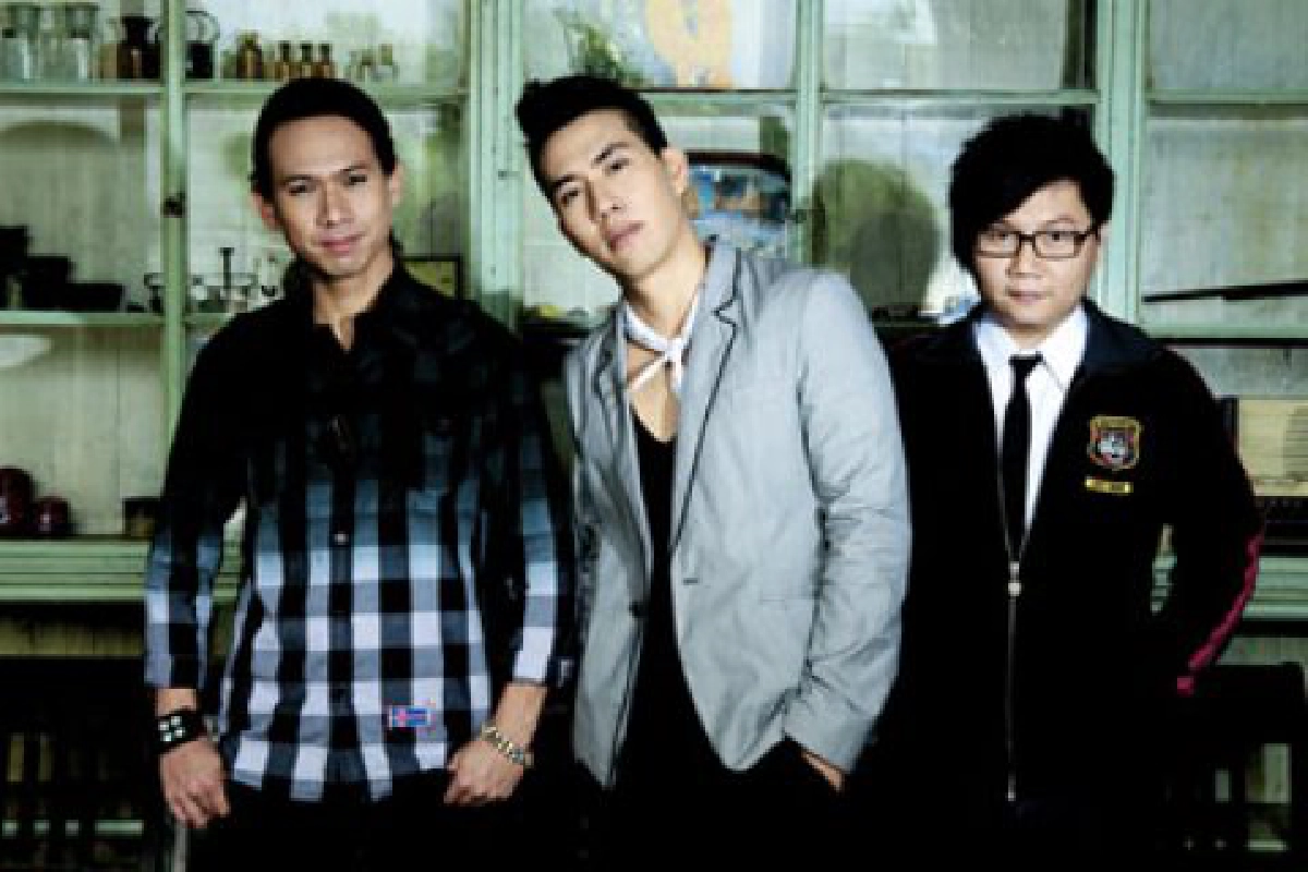 การรอคอยที่สิ้นสุด
กับอัลบั้มแรกของ 'ลิงค์ คอร์เนอร์'
การรอคอยที่สิ้นสุด
กับอัลบั้มแรกของ 'ลิงค์ คอร์เนอร์'