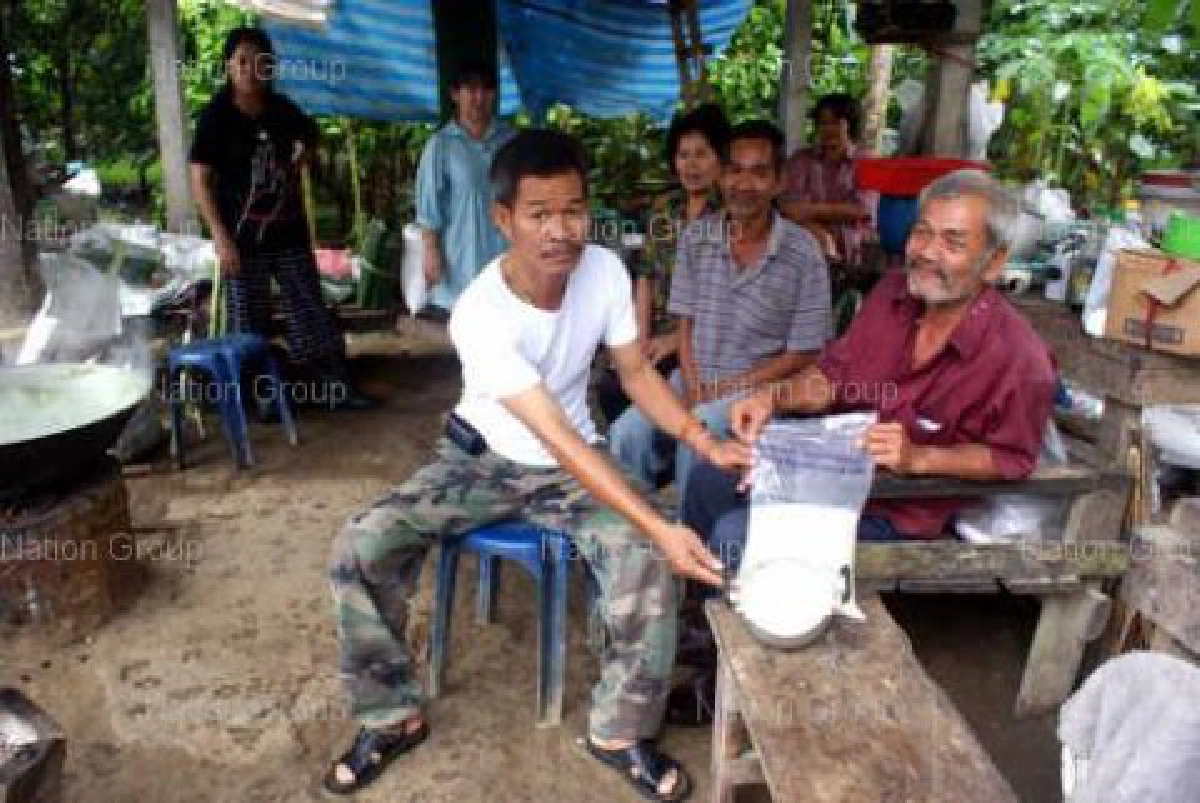 ชาวจ.ชุมพรโวยวุฒิฯแจกข้าวสารเน่า ชาวจ.ชุมพรโวยวุฒิฯแจกข้าวสารเน่า