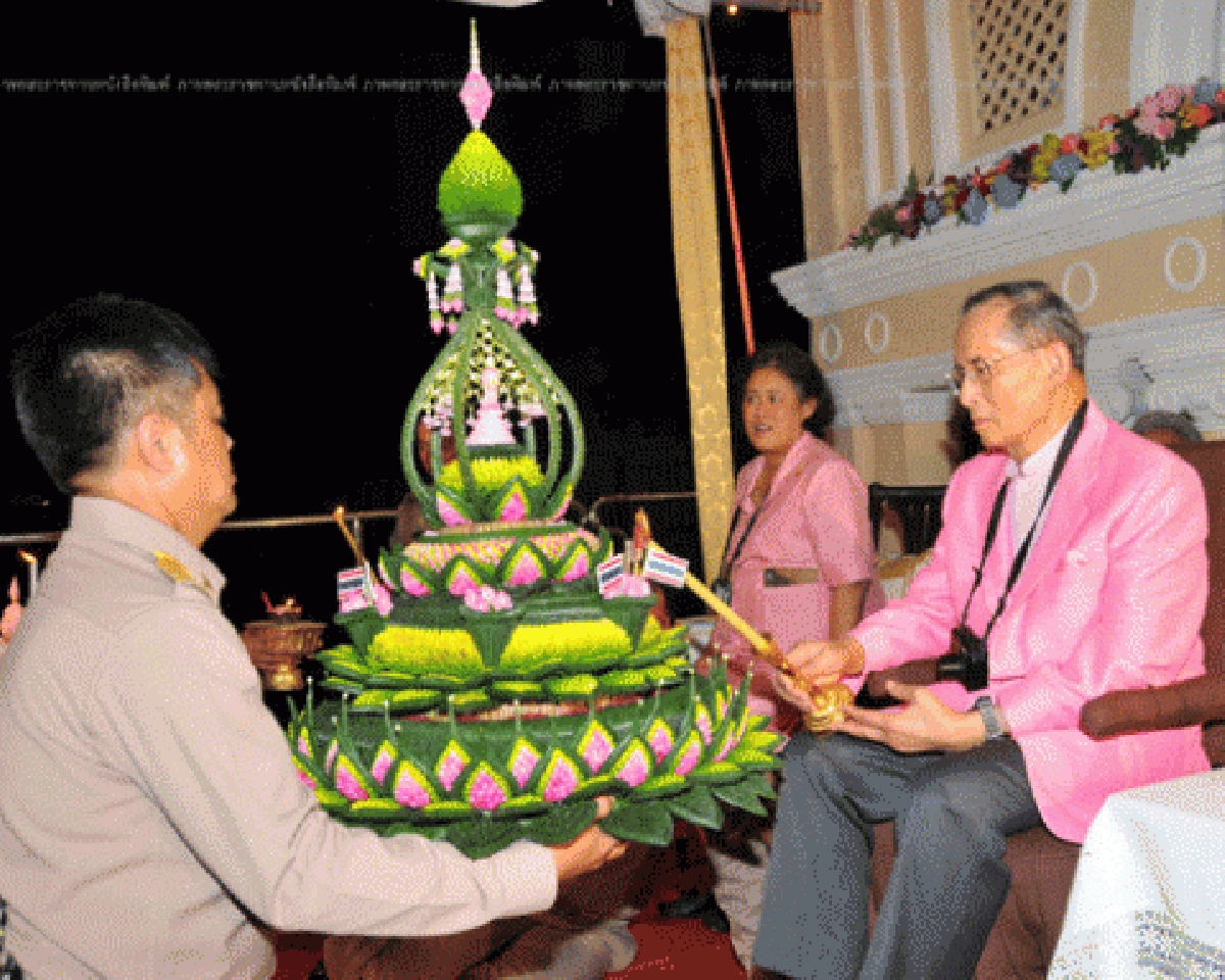 'ในหลวง'เสด็จฯทรงลอยพระประทีป