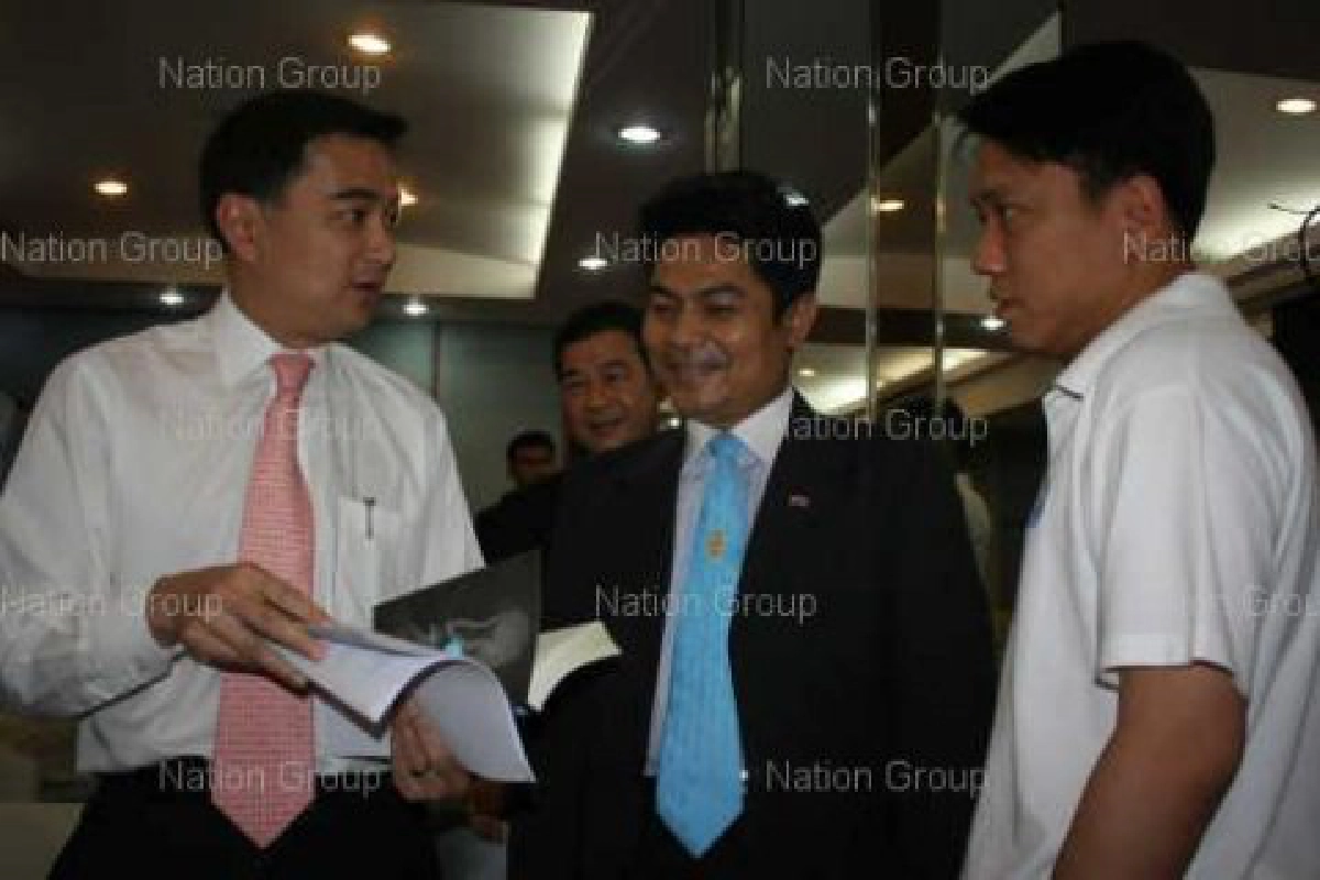 มาร์คปัดส.ส.วอคเอาท์ที่ประชุมปชป.
มาร์คปัดส.ส.วอคเอาท์ที่ประชุมปชป.