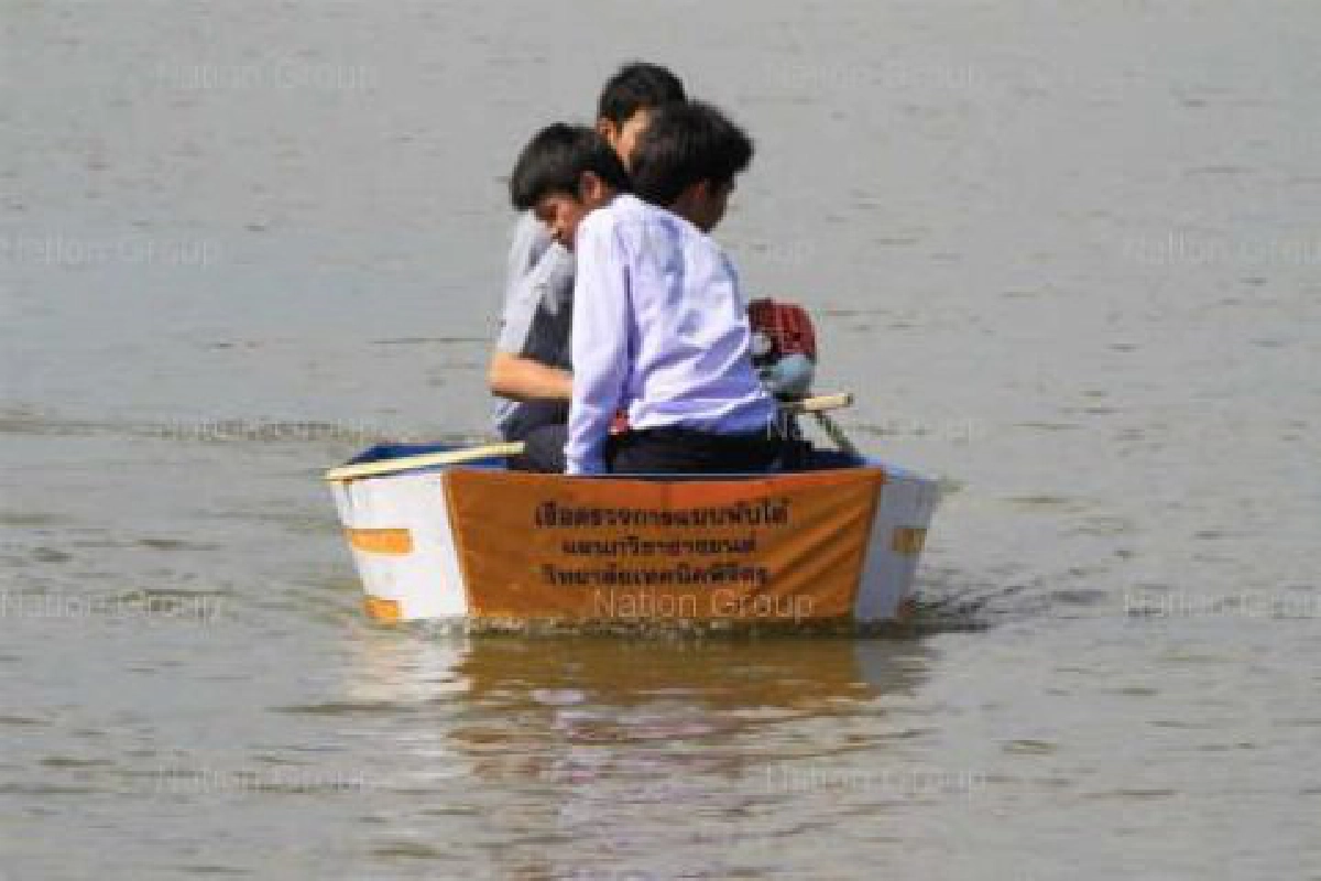 นศ.พิจิตรคิดค้นเรือพับช่วยน้ำท่วม นศ.พิจิตรคิดค้นเรือพับช่วยน้ำท่วม