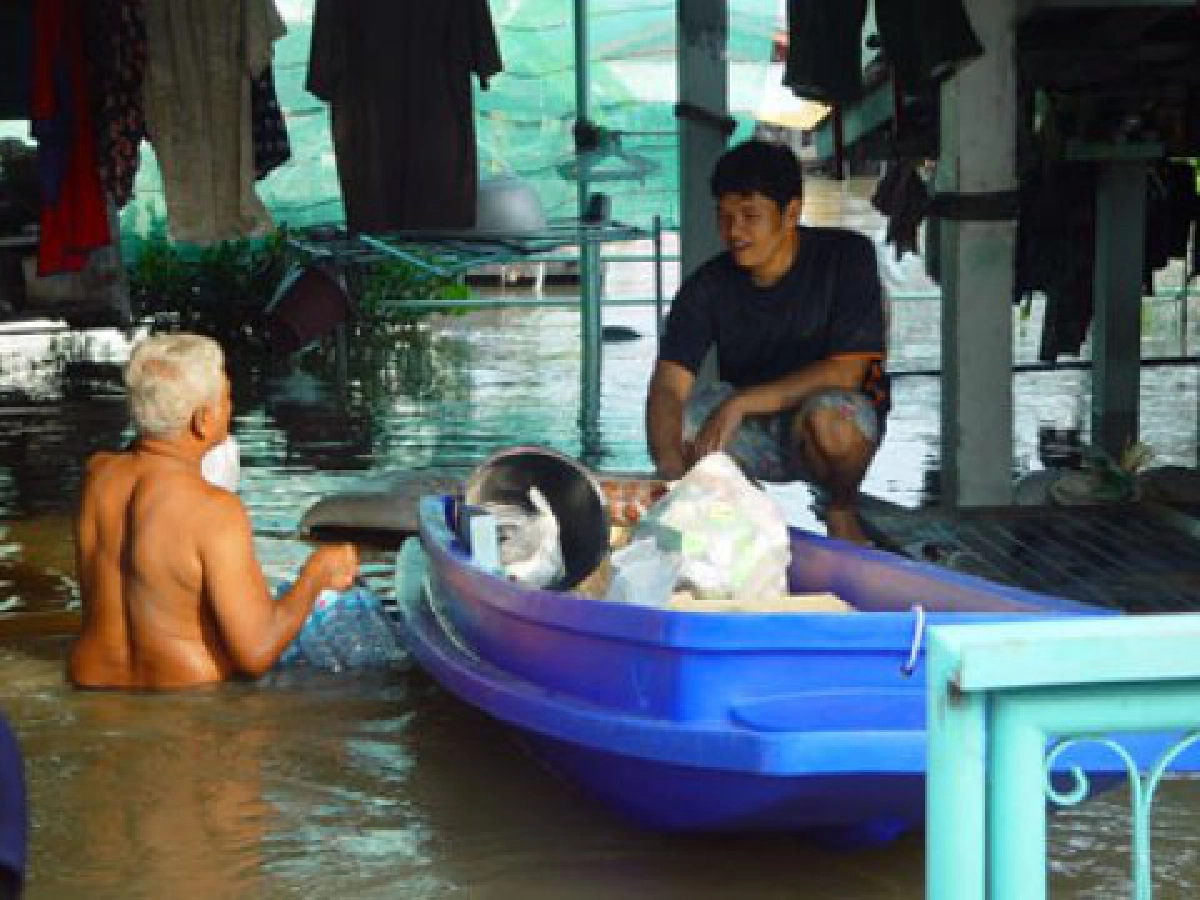 มองผ่านเลนส์คม - ปัญหาหลังน้ำท่วม  


