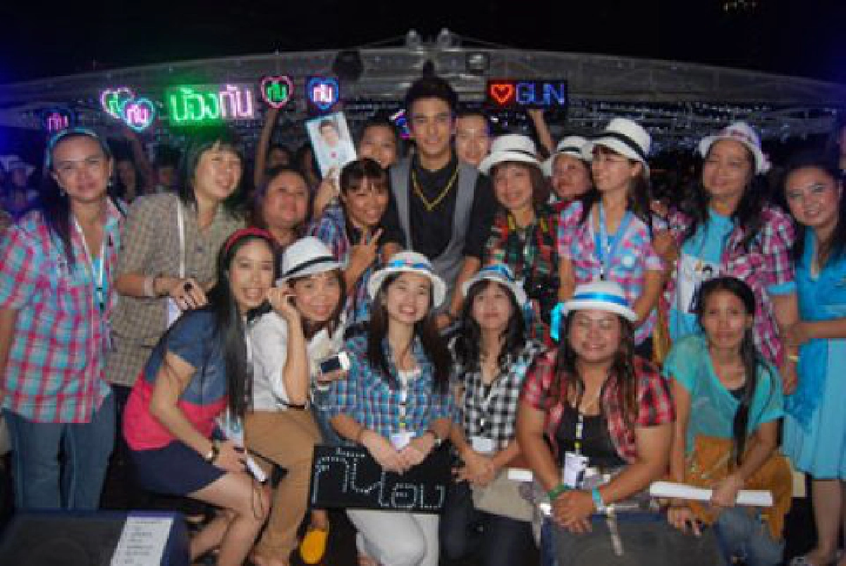 กัน ชวนแฟนคลับล่องเรือหรู
โชว์มินิคอนเสิร์ตเปิดอัลบั้ม กันเอง
กัน ชวนแฟนคลับล่องเรือหรู
โชว์มินิคอนเสิร์ตเปิดอัลบั้ม กันเอง