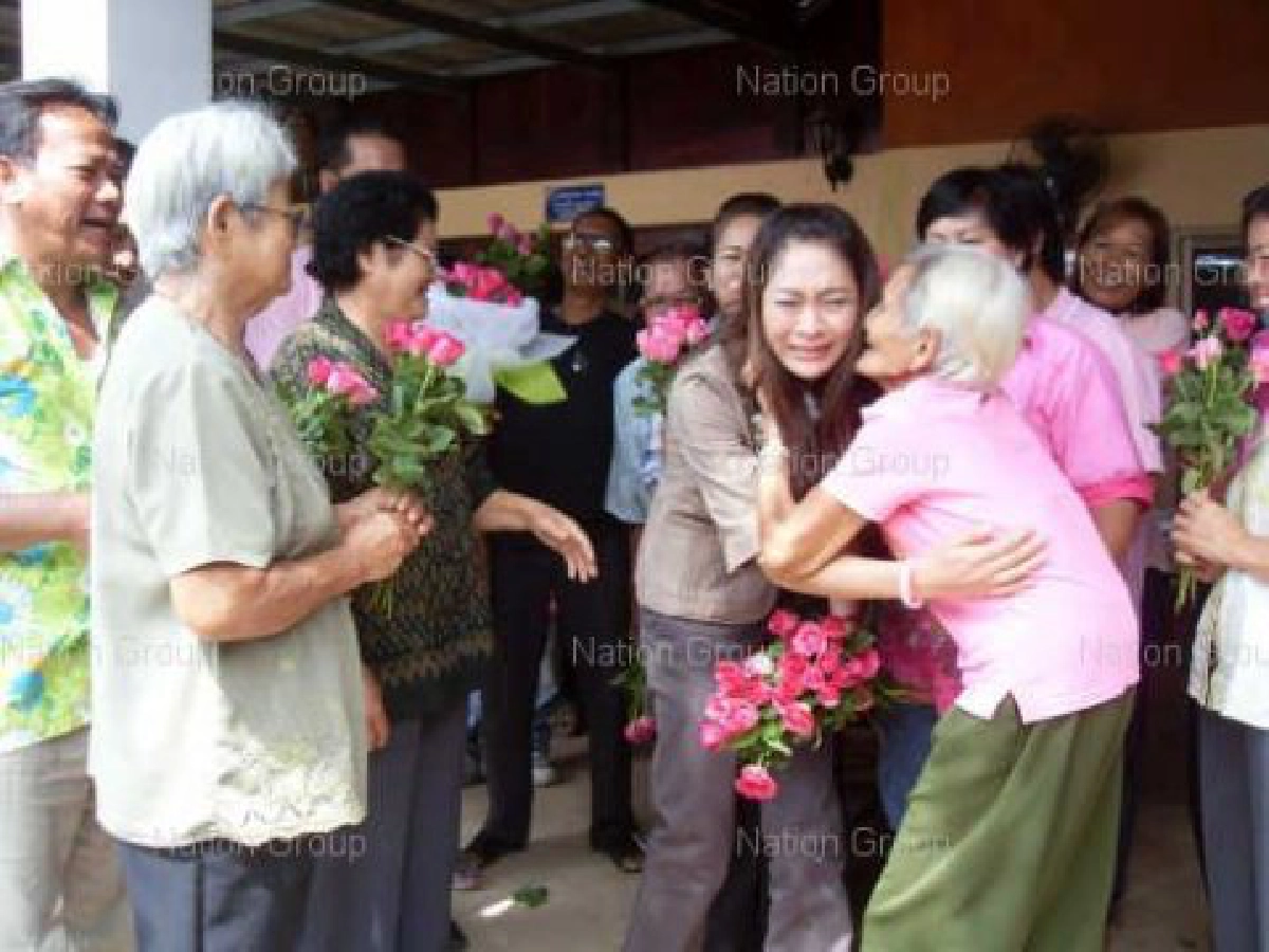 "ปรีชญา"ร่ำไห้หลังปชช.แห่ให้กำลังใจ 
