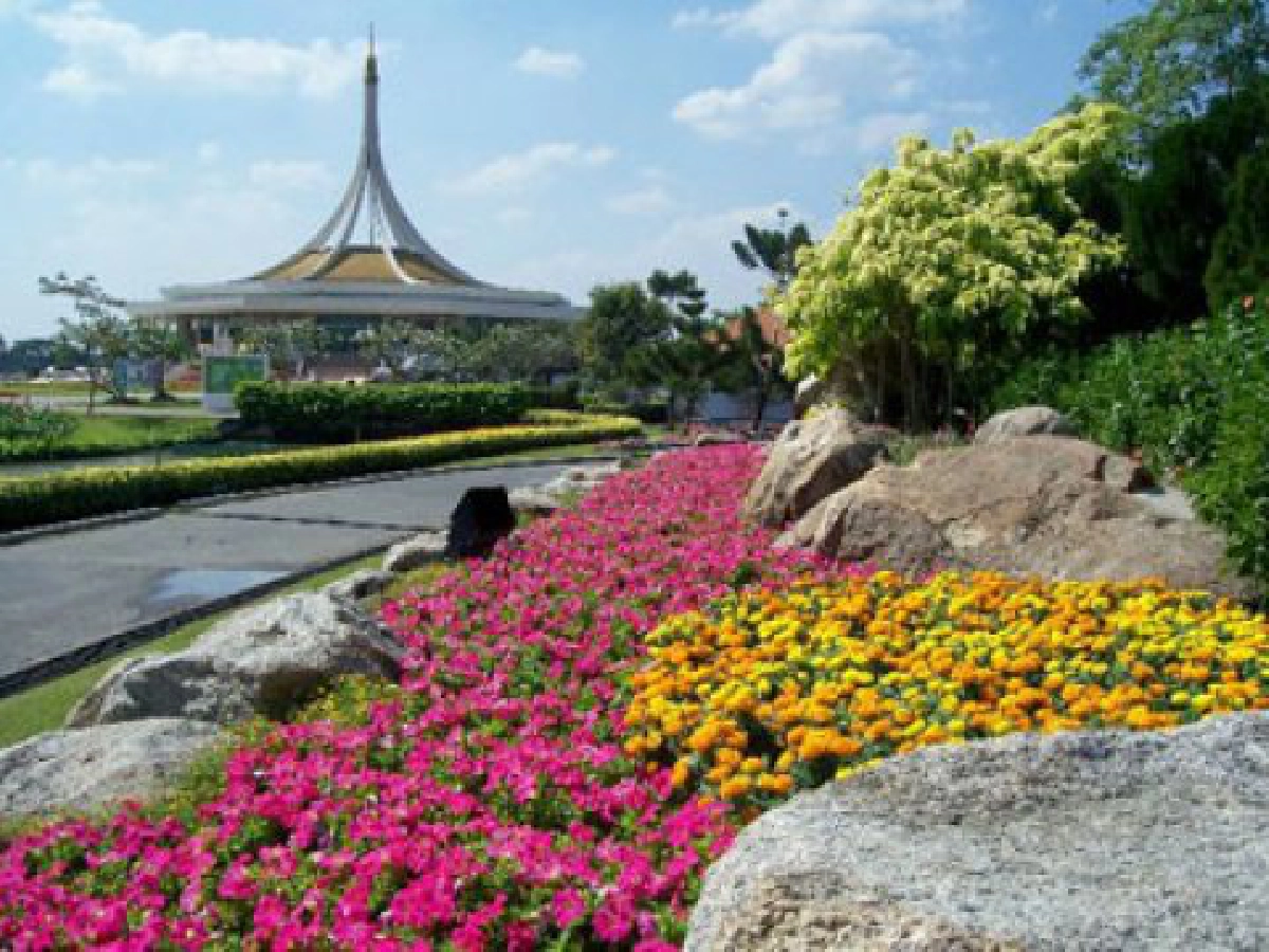มองผ่านเลนส์คม - แซ่สร้องถวายพระพร ที่ "สวนหลวง ร. 9"
มองผ่านเลนส์คม - แซ่สร้องถวายพระพร ที่ "สวนหลวง ร. 9"