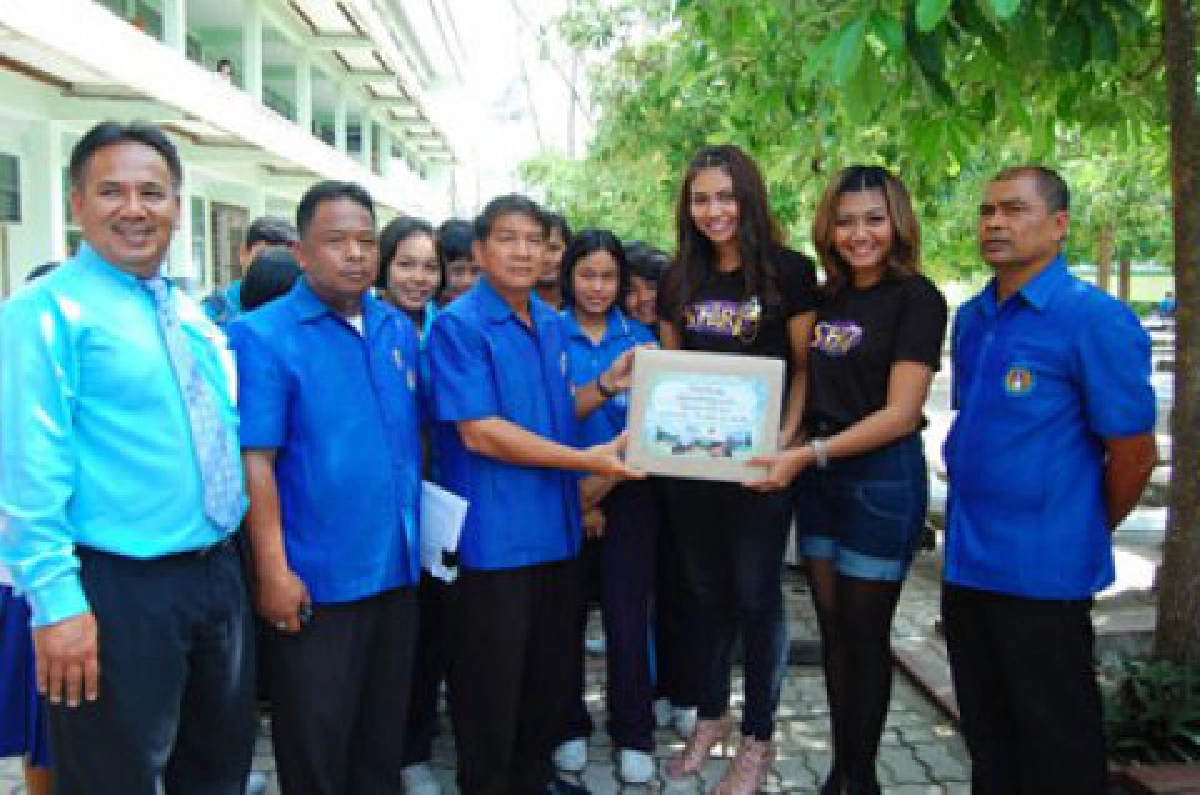 เสิร์ฟข่าวเม้าท์แตก (ศุกร์ที่ 3 ธ.ค.53)
เสิร์ฟข่าวเม้าท์แตก (ศุกร์ที่ 3 ธ.ค.53)