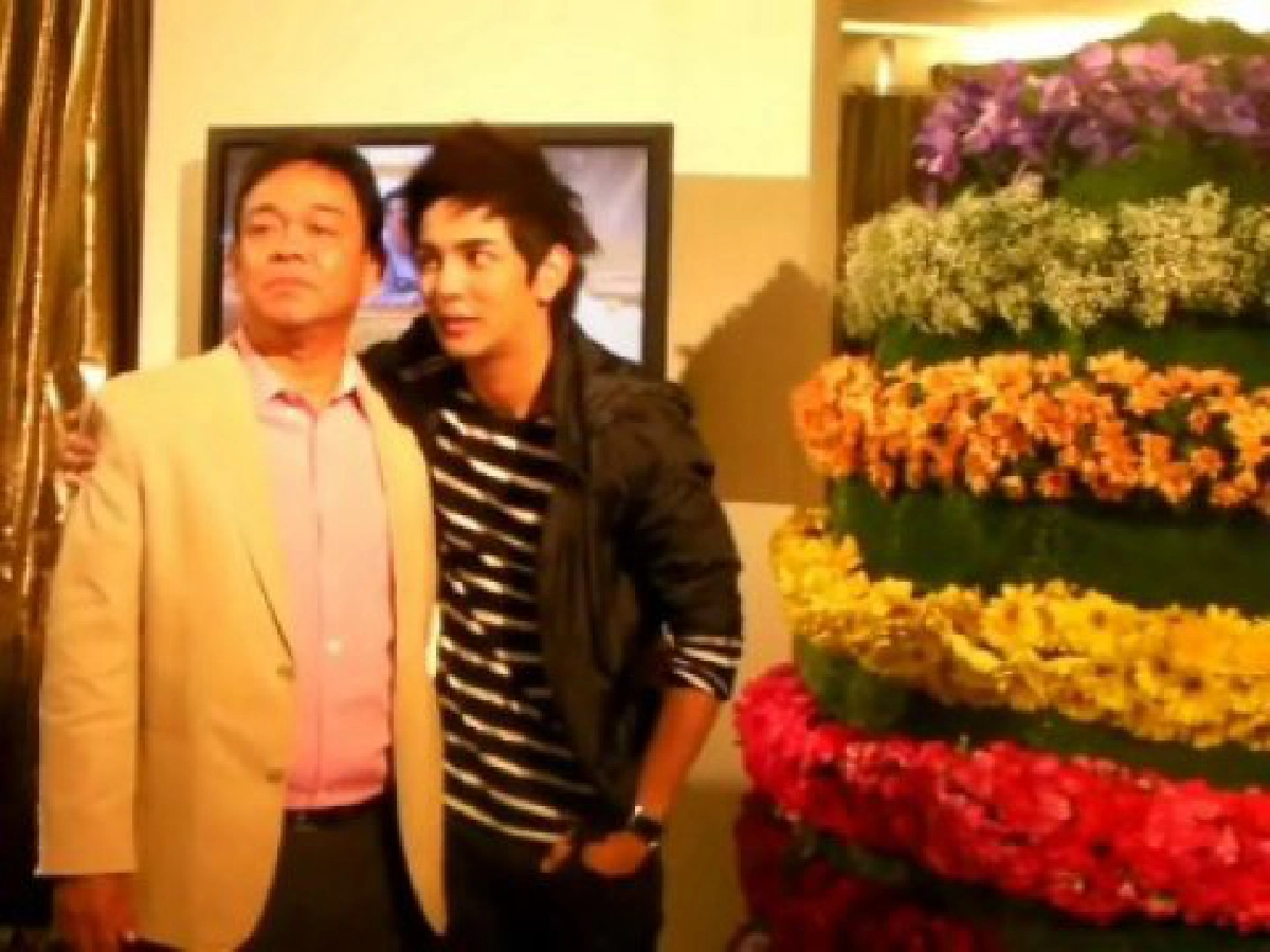 "กัน"ควง "คุณพ่อ"ชมนิทรรศการ"อยู่ดีมีสุขได้ฯ"เทิดพระเกียรติ"ในหลวง"