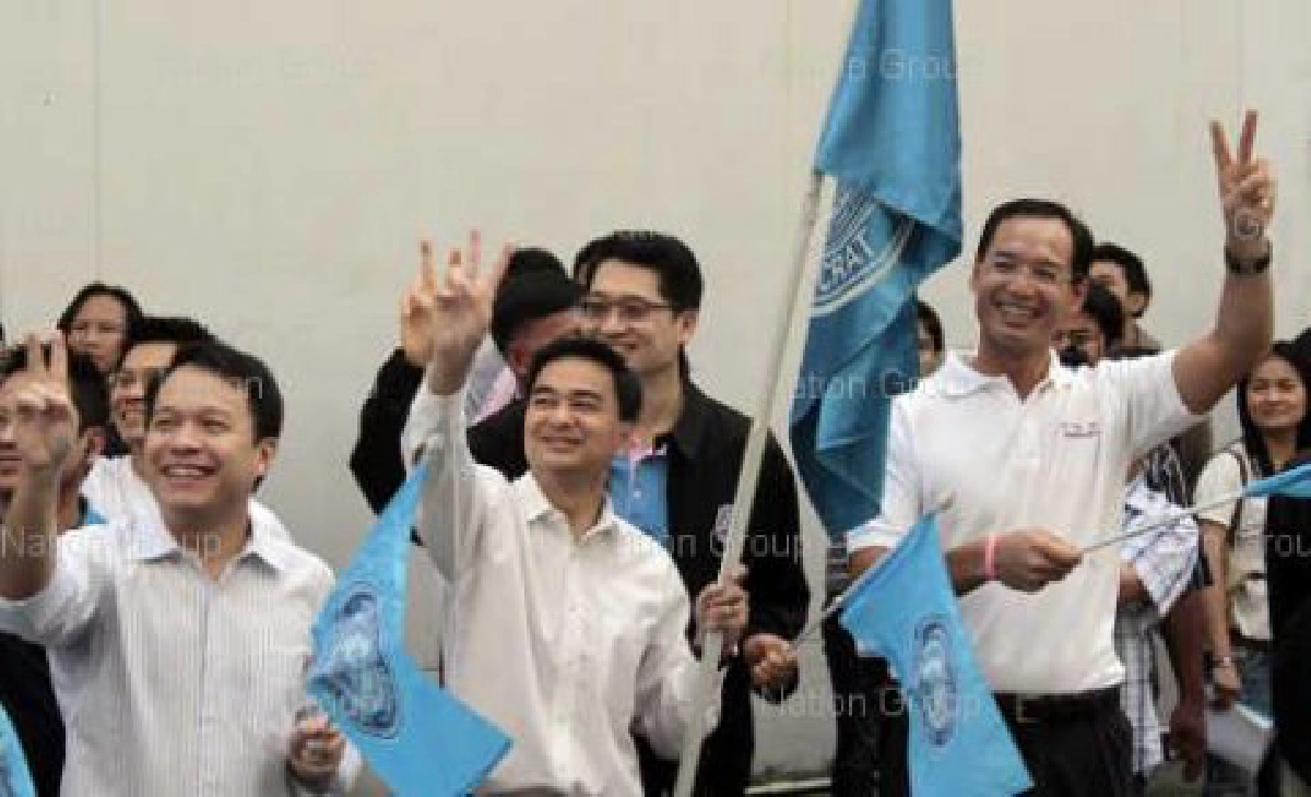 'มาร์ค'ปล่อยรถหาเสียง'อภิรักษ์'อ้อนขอทำงานต่อ 'มาร์ค'ปล่อยรถหาเสียง'อภิรักษ์'อ้อนขอทำงานต่อ
