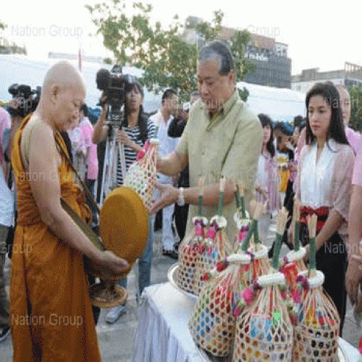 พสกนิกรพร้อมใจทำบุญตักบาตรถวาย พสกนิกรพร้อมใจทำบุญตักบาตรถวาย
