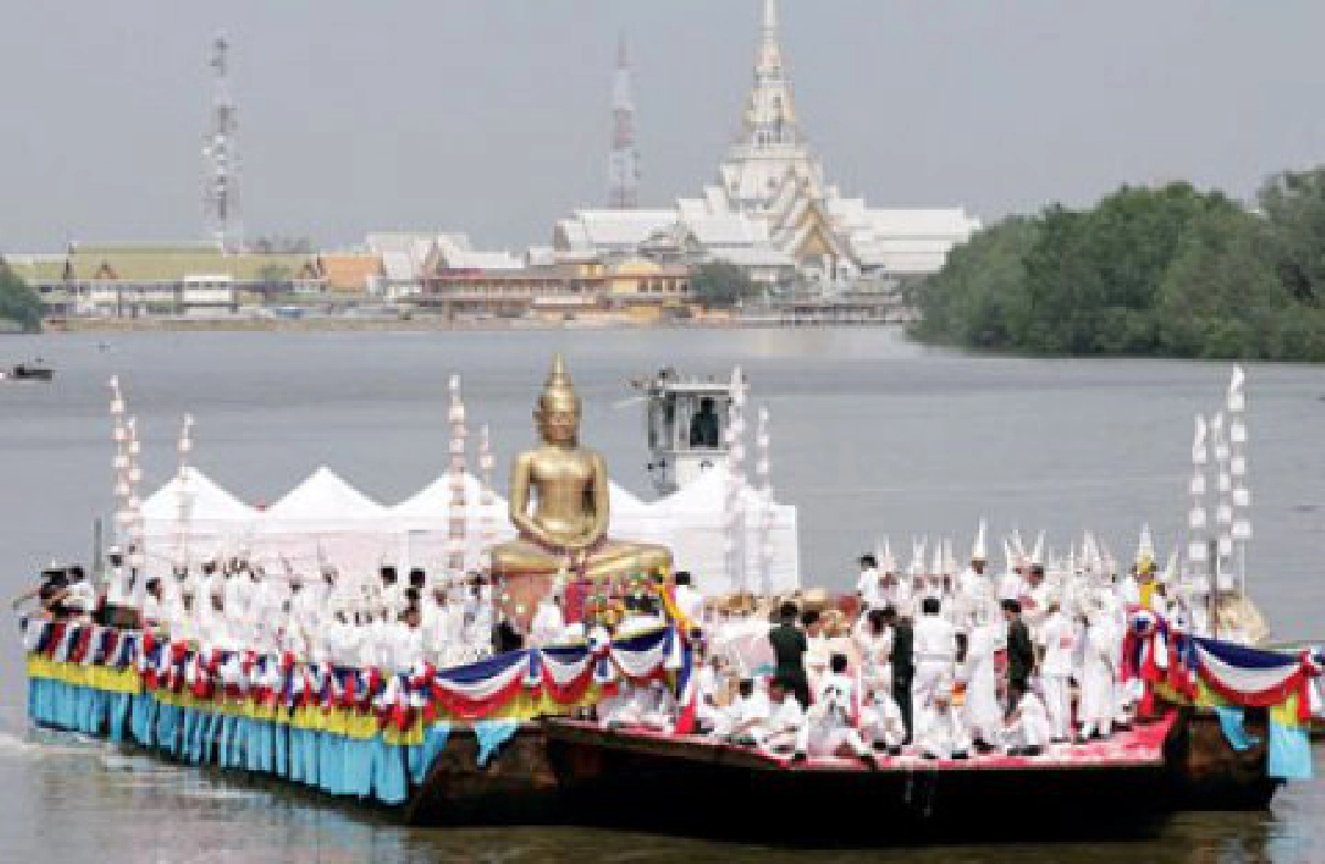 พระหลวงพ่อโสธรองค์จำลอง
ในอาคารหอประชุม มหาจุฬาลงกรณราชวิทยาลัย อ.วังน้อย
พระหลวงพ่อโสธรองค์จำลอง
ในอาคารหอประชุม มหาจุฬาลงกรณราชวิทยาลัย อ.วังน้อย