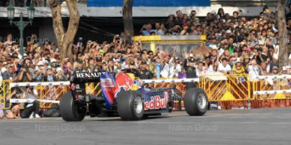 แห่ชมF1โชว์ล้นทะลักถนนราชดำเนิน  