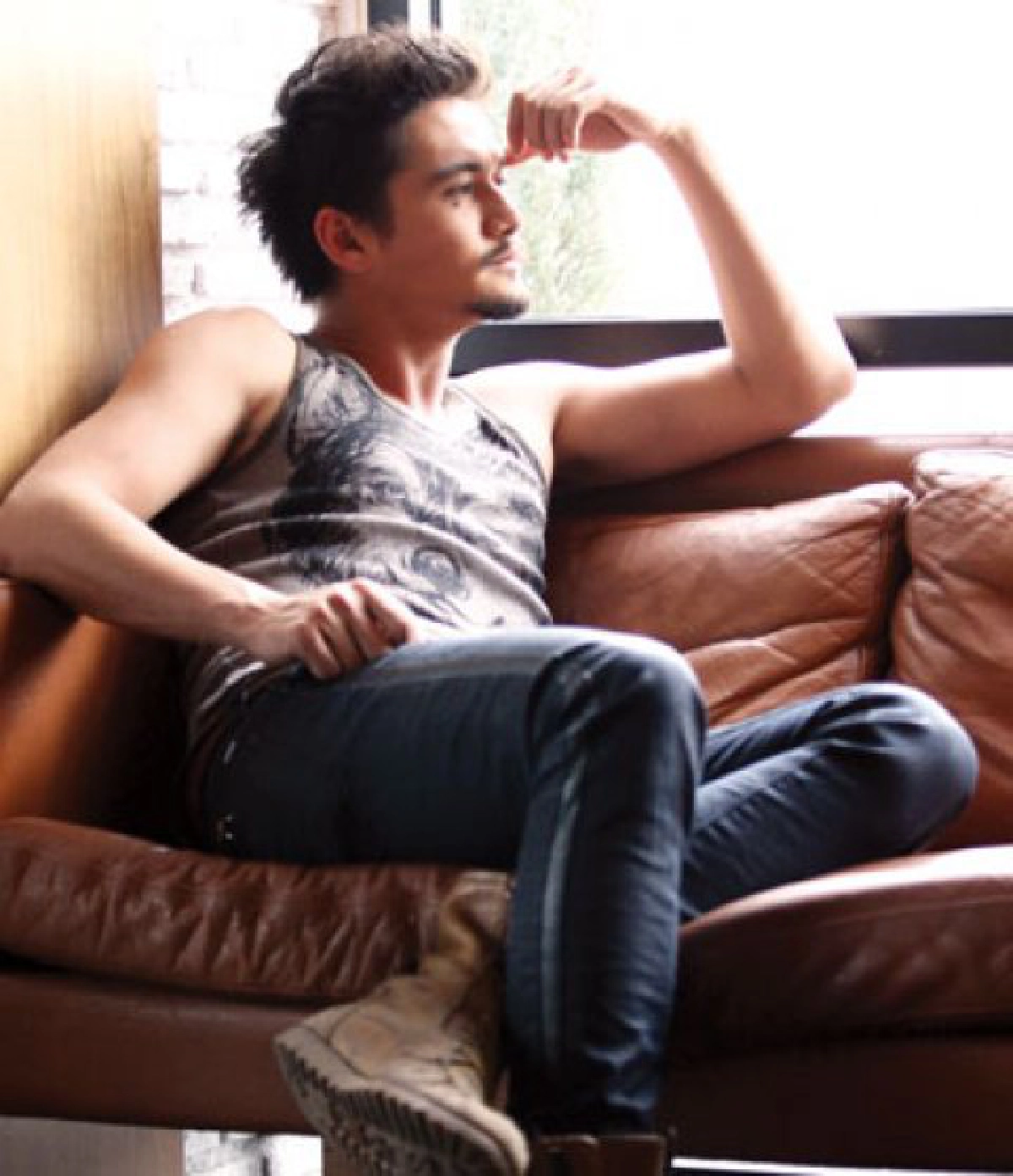 "อนันดา"กั๊กคบสาวนอกวงการ "อนันดา"กั๊กคบสาวนอกวงการ